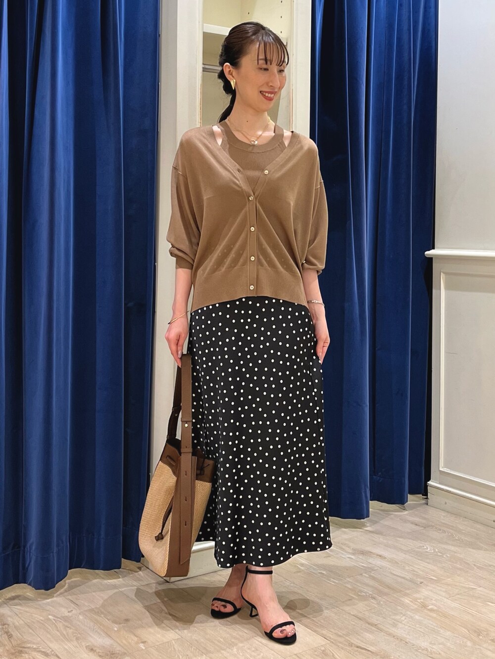 「レイヤードスタイル、春夏コーデ、きれいめカジュアル、シアートップス、マーメイドスカート、スカートコーデ、大人可愛い、ブラウン、ドット、ドット柄、シアー、ホルターネック、ラメ、ノーリーズ、ナロースカート」|「NOLLEY’Sの【grace grace/グラスグラス】ハートイヤリング(イヤリング、ゴールド系)」を使った、nol ikeoさん(骨格ウェーブ・レディース・160cm)の春コーディネートの2枚目の写真