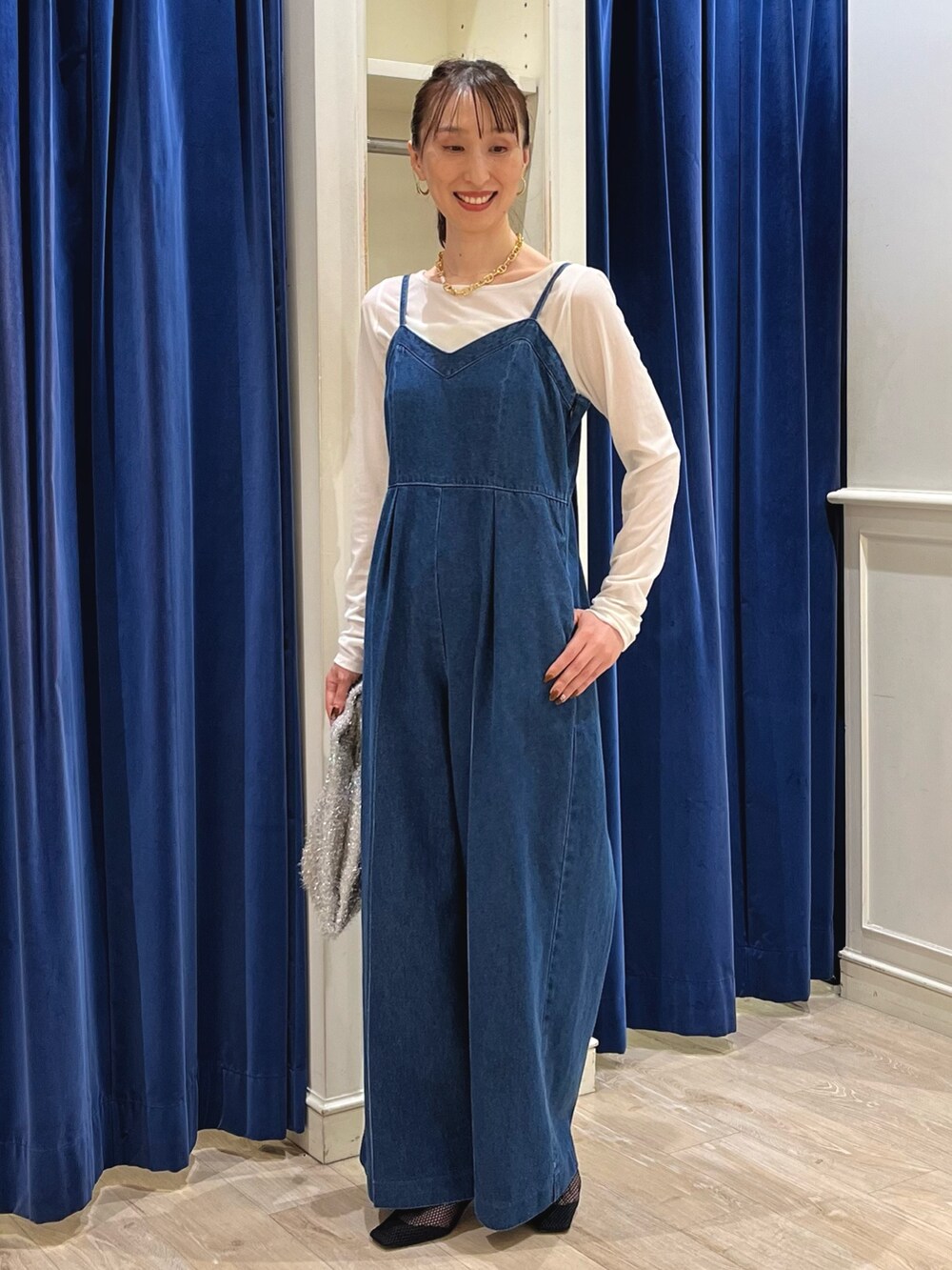 「秋服準備はじめました、休日スタイル、シアートップス、オトナカジュアル、デニム、デニムコーデ、オールインワン、サロペット、デニムサロペット、デニムオールインワン、ベロア、ワイドパンツ、デニムパンツ、きれいめカジュアル、ノーリーズ」|「NOLLEY’Sのアンカーチェーンインパールネックレス(ネックレス、ゴールド系)」を使った、nol ikeoさん(レディース・160cm)の秋コーディネートの9枚目の写真