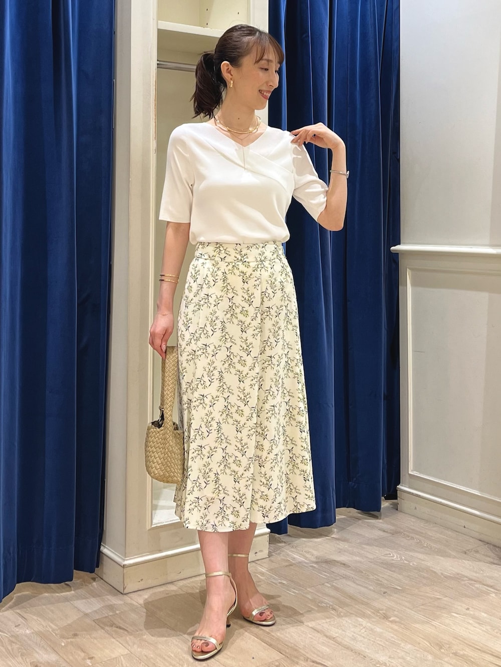 「お出かけコーデ、マーメイドスカート、淡色コーデ、スカートコーデ、パステルカラー、ノーリーズ、キレイめ、花柄、花柄スカート、フラワープリント、ニット、大人かわいい、春コーデ、サマーニット、デートコーデ」｜「grace grace のニュアンスG型イヤリング（イヤリング、ゴールド系）」を使った、nol ikeoさん（骨格ウェーブ・レディース・160cm）の春コーディネートの6枚目の写真