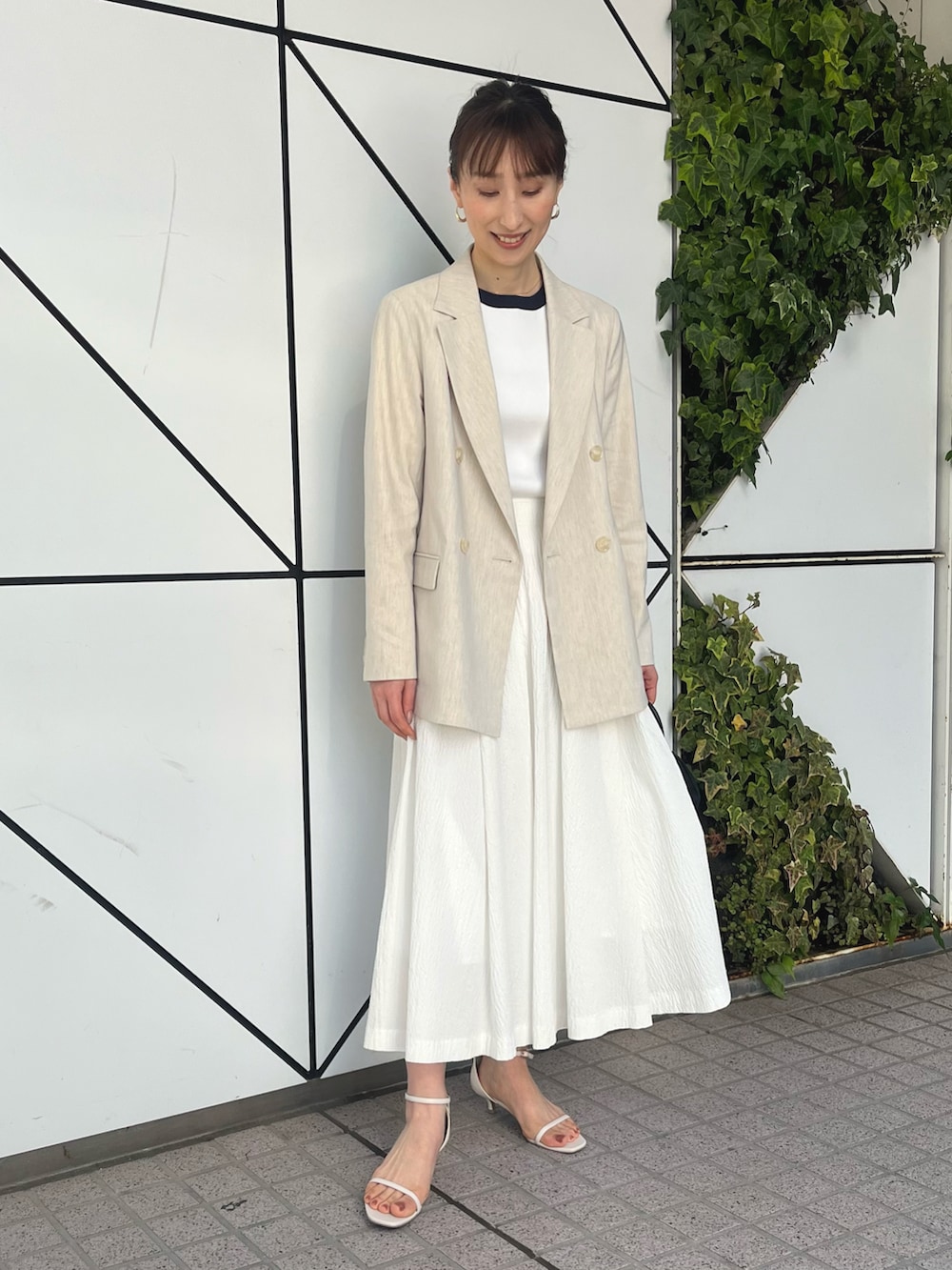 「いまどきジャケット写真、ジャケット、ベージュ、ワントーンコーデ、ダブルジャケット、テーラードジャケット、フレアスカート、淡色コーデ、ノーリーズ、麻ジャケット、リネンジャケット、ジャケットスタイル、きれいめカジュアル、スカート、ワントーン」｜「NOLLEY’Sの《手洗い可能》配色リブ8分袖プルオーバーニット（ニット/セーター、ホワイト系）」を使った、nol ikeoさん（レディース・160cm）の春コーディネートの2枚目の写真