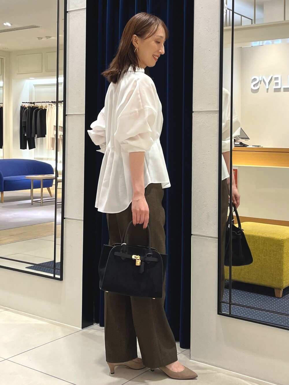 シルバー系のタンクトップ、ホワイト系のシャツ/ブラウス、ブラウン系のその他パンツを着用したレディースの秋コーディネートの10枚目の写真