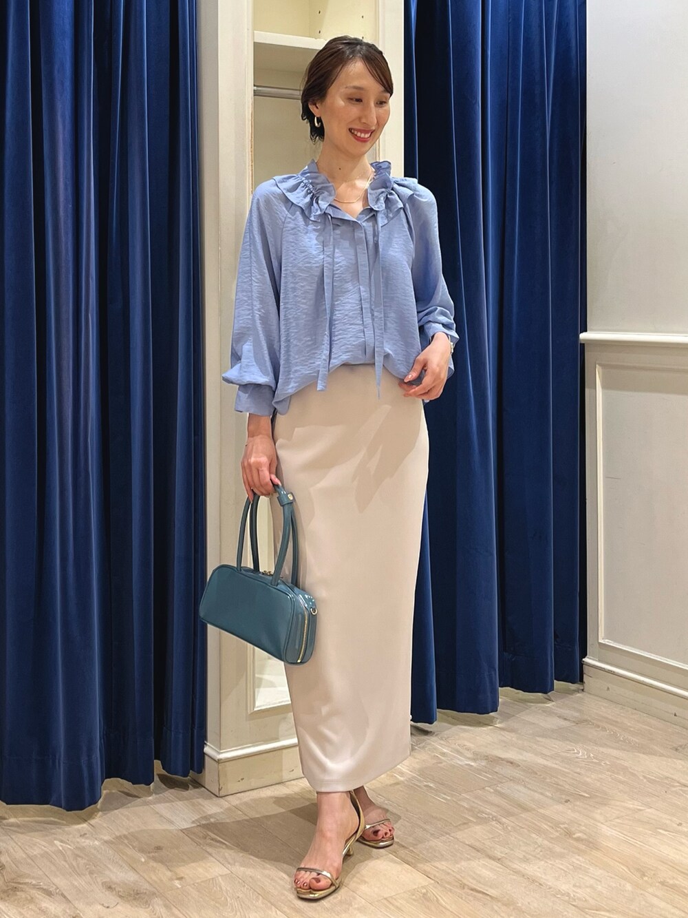 「きれいめカジュアル、フリル、リボン、フリルブラウス、ブラウス、スカート、タイトスカート、大人かわいい、サックスブルー、シルク、ネックレス、バッグ、ノーリーズ、ロングスカート、ブラウスコーデ」｜「NOLLEY’Sの【grace grace/グラスグラス】チェーンネックレス（ネックレス、ゴールド系）」を使った、nol ikeoさん（レディース・160cm）の夏コーディネートの2枚目の写真