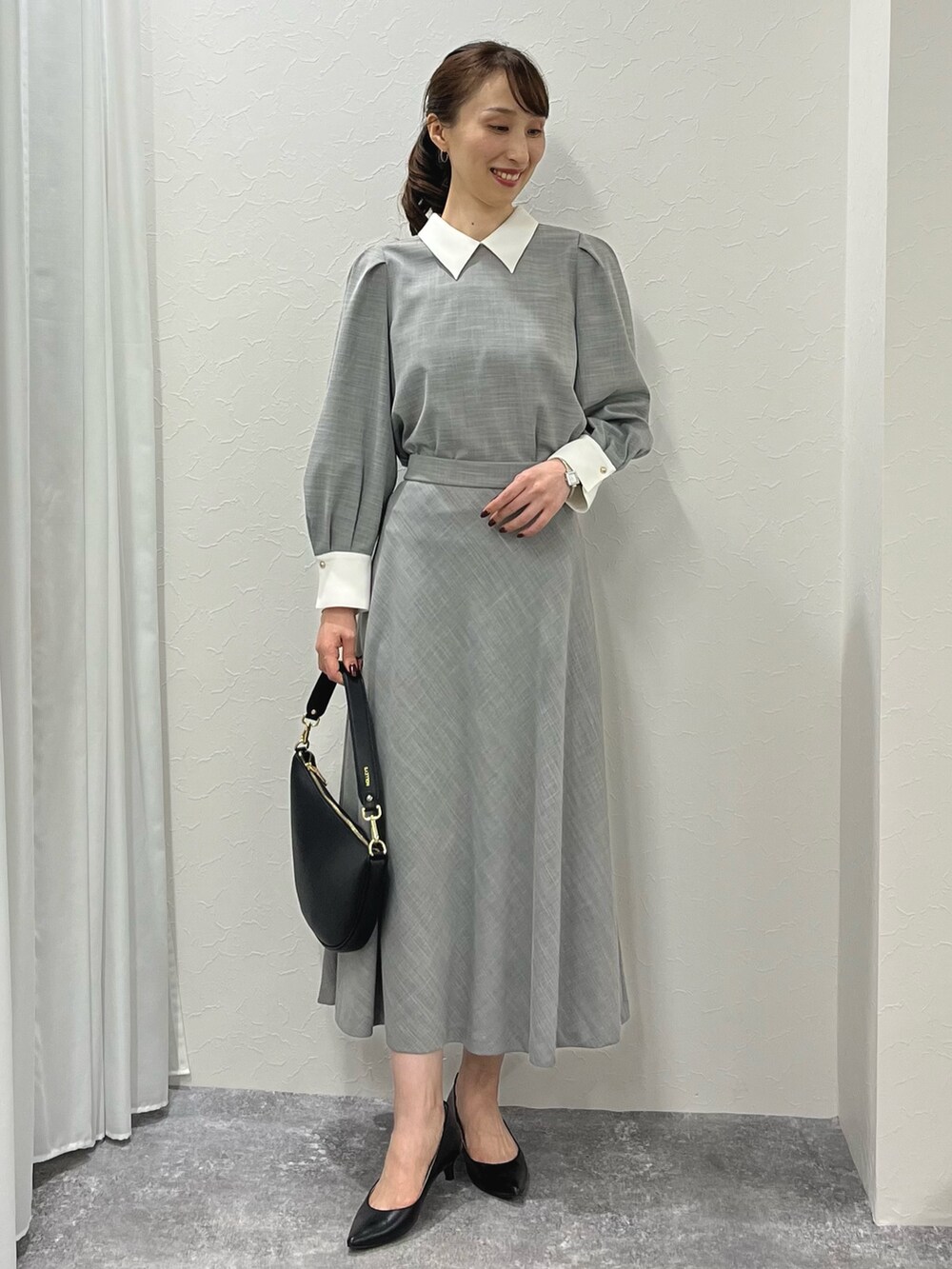 「オトナ女子、セレモニー、グレー、襟付きトップス、白襟、セットアップ、セットアップスタイル、フレアスカート、スカート、スカートスタイル、キレイめ、きれいめ、ブラウス、ノーリーズ、オフィスカジュアル」｜「NOLLEY’Sの【grace grace/グラスグラス】10K カットワイヤーフープ ピアス（ピアス（両耳用）、ゴールド系）」を使った、nol ikeoさん（骨格ウェーブ・レディース・160cm）の冬コーディネートの2枚目の写真