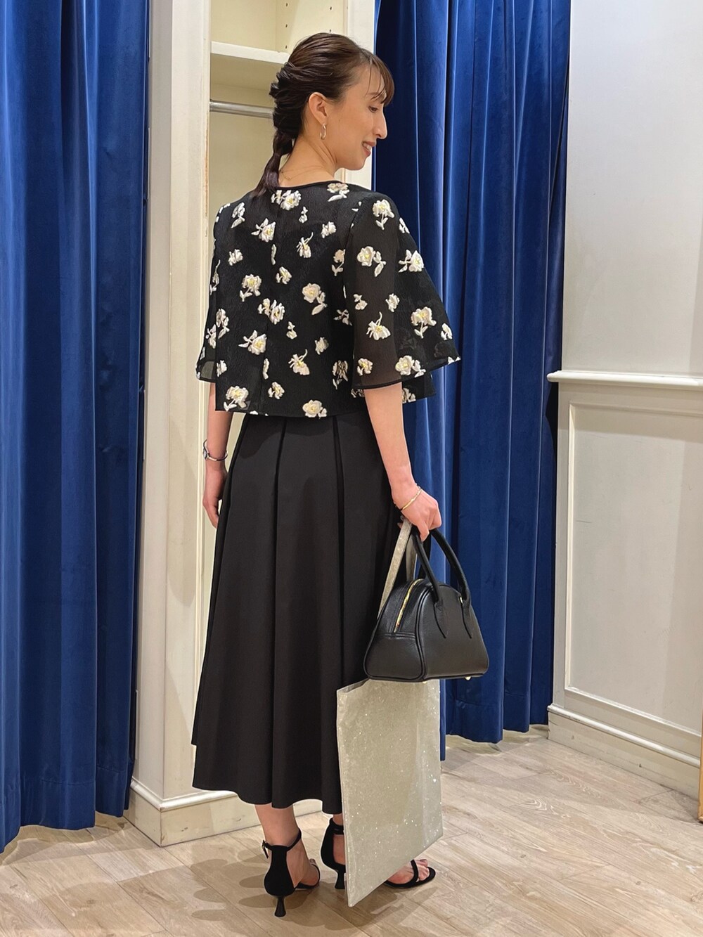 「モノトーン、シアートップス、大人かわいい、モノトーンコーデ、ブラウス、ボレロ、ブラック、ブラックコーデ、フレアスカート、スカート、キレイめ、ノーリーズ、ジャガード、フラワープリント、花柄」｜「NOLLEY’S Sophiの《セットアップ対応》ラメフラワージャガードブラウス（シャツ/ブラウス、ブラック系）」を使った、nol ikeoさん（骨格ウェーブ・レディース・160cm）の春コーディネートの8枚目の写真