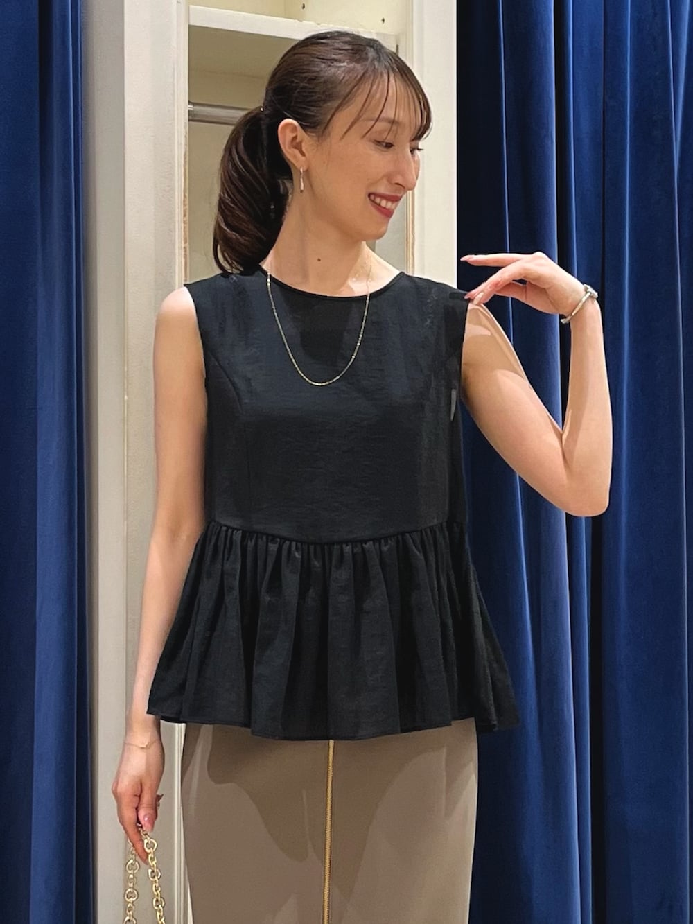 「シアートップス、夏コーデ、ぺプラムトップス、ぺプラム、タイトスカート、ノースリーブ、スカート、ブラウス、きれいめカジュアル、カーキ、ブラック、チェーンバッグ、ネックレス、ノーリーズ、ノースリーブブラウス」|「NOLLEY’Sの【grace grace/グラスグラス】10Kペタルチェーンミディアムネックレス(60㎝)(ネックレス、ゴールド系)」を使った、nol ikeoさん(レディース・160cm)の夏コーディネートの3枚目の写真