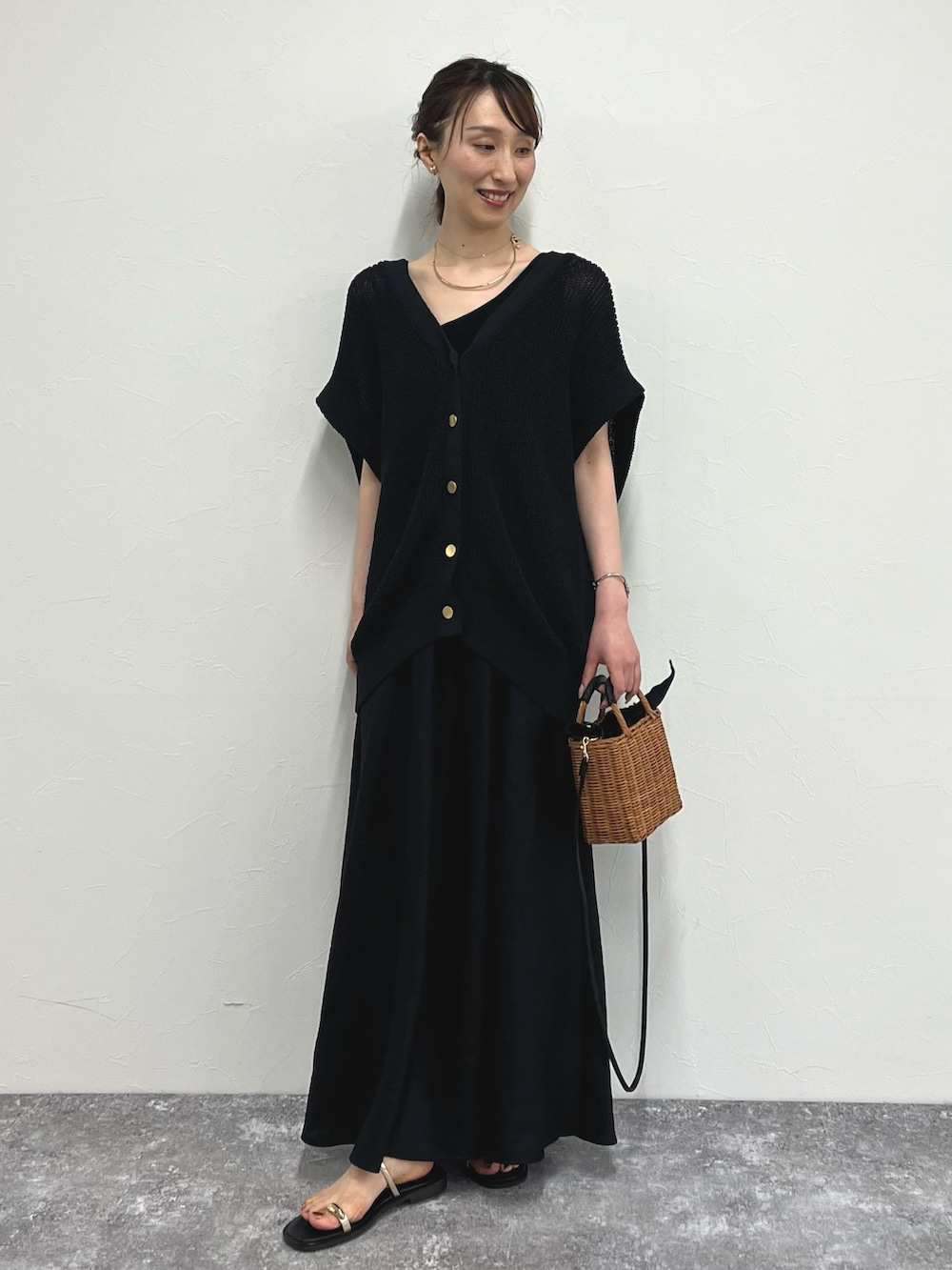 「カーディガン、休日スタイル、モノトーン、かごバッグ、ロングスカート、ブラック、ブラックコーデ、黒、マキシスカート、大人カジュアル、リネン、ノーリーズ、ざっくりニット、ゆるニット、オールブラック」|「NOLLEY’Sのミニハートピアス(ピアス(両耳用)、ゴールド系)」を使った、nol ikeoさん(レディース・160cm)の春コーディネートの7枚目の写真