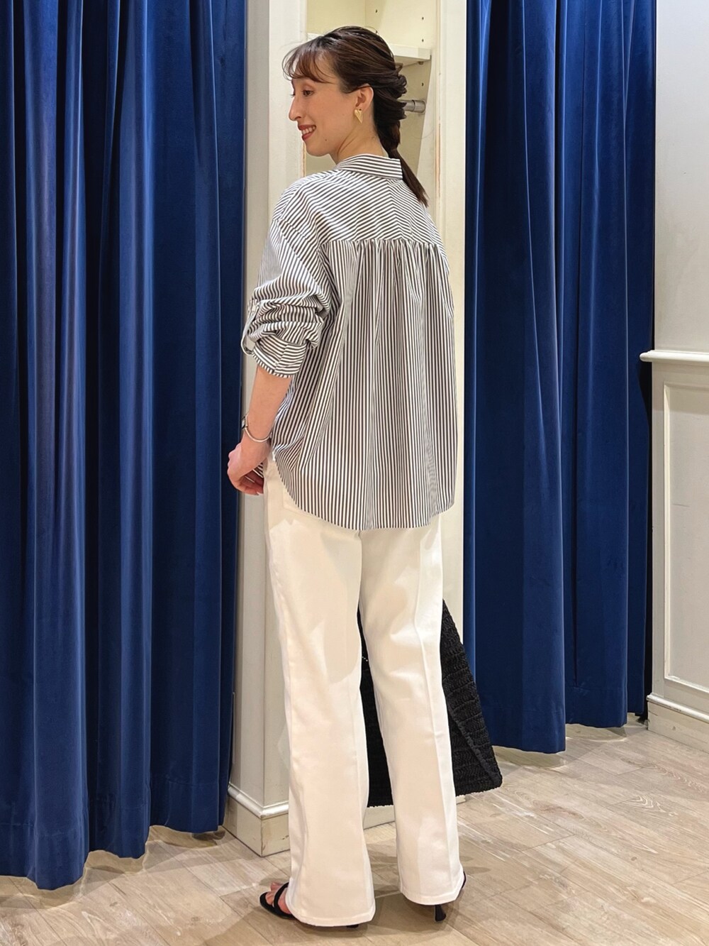 「大人カジュアル、お出かけコーデ、ストライプシャツ、春夏コーデ、シンプルコーデ、きれいめカジュアル、休日スタイル、オトナ女子、大人コーデ、シャツ、デニム、デニムパンツ、スキッパーシャツ、ノーリーズ、ストライプ」|「NOLLEY’Sの【grace grace/グラスグラス】ハートイヤリング(イヤリング、ゴールド系)」を使った、nol ikeoさん(骨格ウェーブ・レディース・160cm)の春コーディネートの10枚目の写真