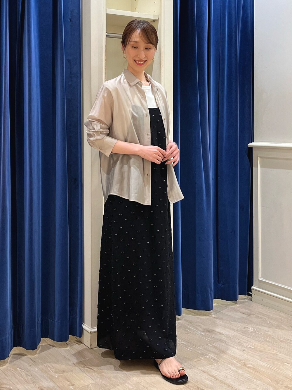 ベージュ系のシャツ/ブラウス、ホワイト系のTシャツ/カットソー、ブラック系のワンピースを着用したレディースの夏コーディネートの9枚目の写真