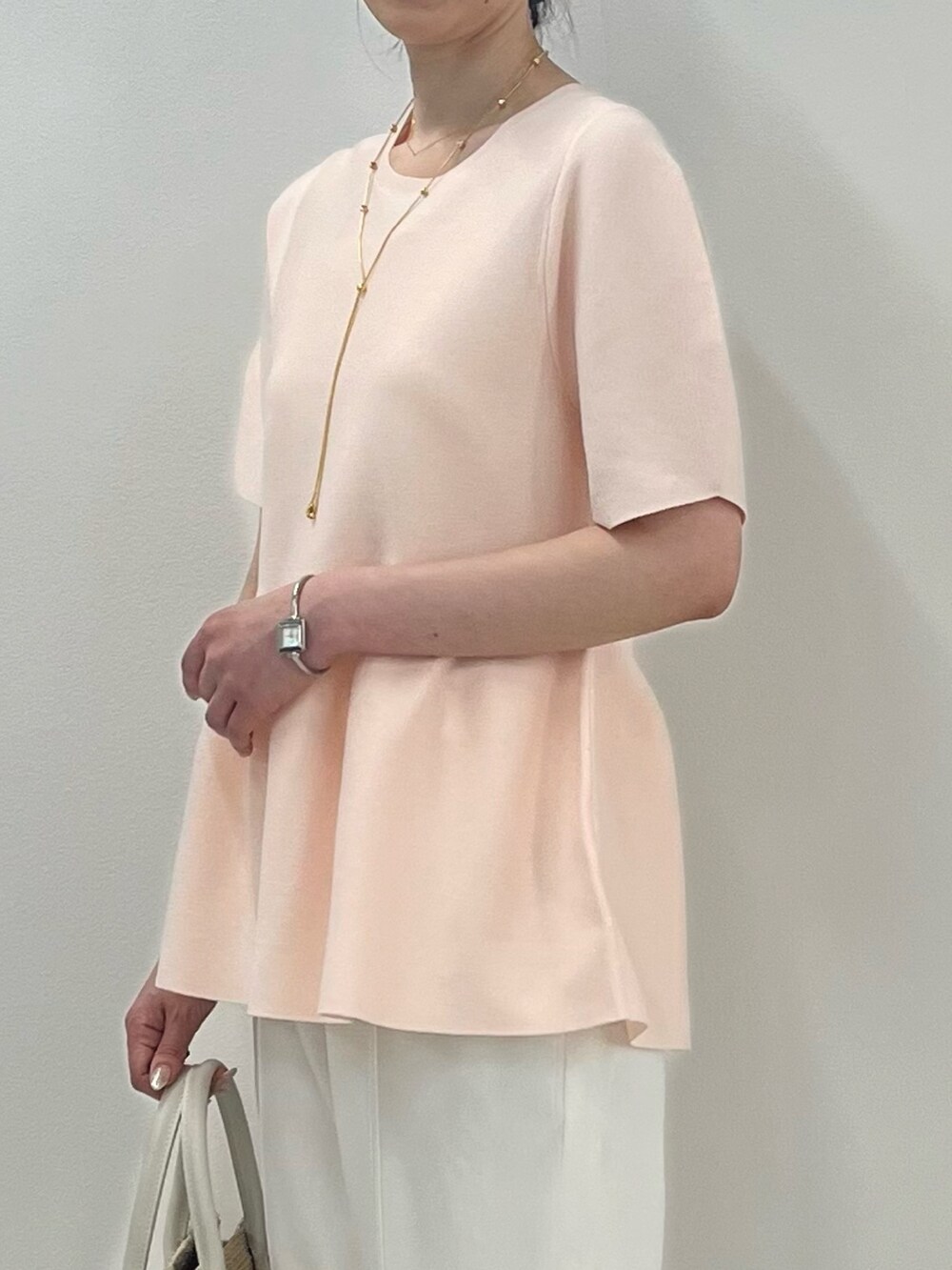 「きれいめカジュアル、パンツコーデ、ぺプラムトップス、ニット、ピンク、イージーパンツ、夏コーデ、キレイめ、大人かわいい、ぺプラム、ノーリーズ、ホワイトパンツ、テーパードパンツ、ネックレス、ストラップサンダル」｜「NOLLEY’SのキラV型ピアス（ピアス（両耳用）、ゴールド系）」を使った、nol ikeoさん（レディース・160cm）の春コーディネートの5枚目の写真