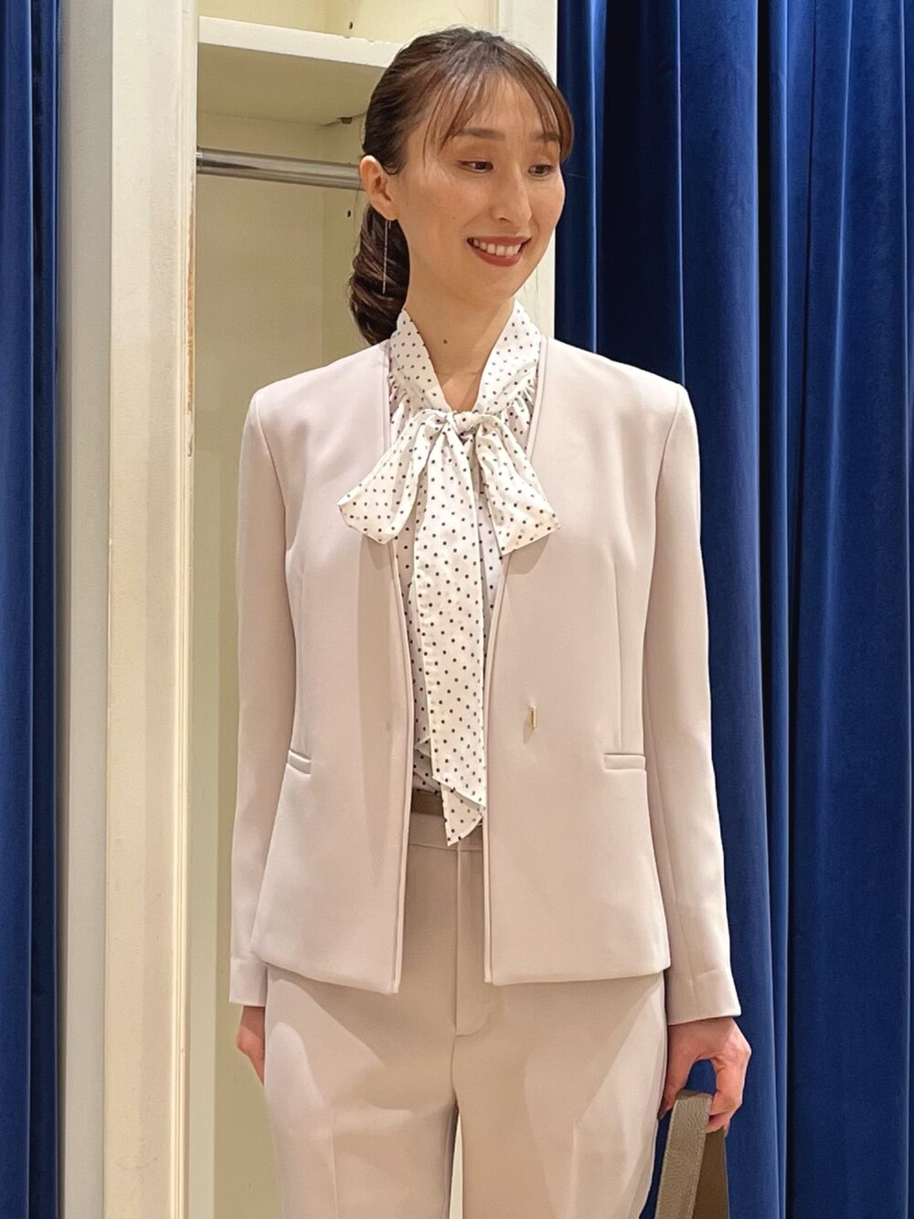 「セットアップ、パンツスタイル、オトナ女子、オフィススタイル、オフィスコーデ、通勤コーデ、ジャケット、スーツスタイル、スーツ、ノーカラージャケット、ジャケットスタイル、パンツコーデ、ボウタイブラウス、ノーリーズ、ドット」|「NOLLEY’Sの【grace grace/グラスグラス】10K ペタルチェーンピアス(ピアス(両耳用)、ゴールド系)」を使った、nol ikeoさん(レディース・160cm)の冬コーディネートの3枚目の写真
