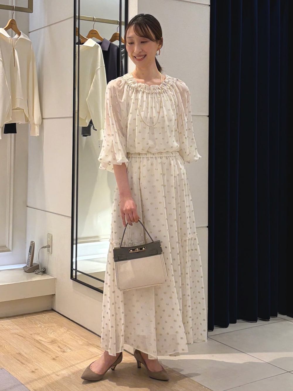 ブラック系のスカート、ホワイト系のシャツ/ブラウス、ホワイト系のキャミソールを着用したレディースの春コーディネートの2枚目の写真