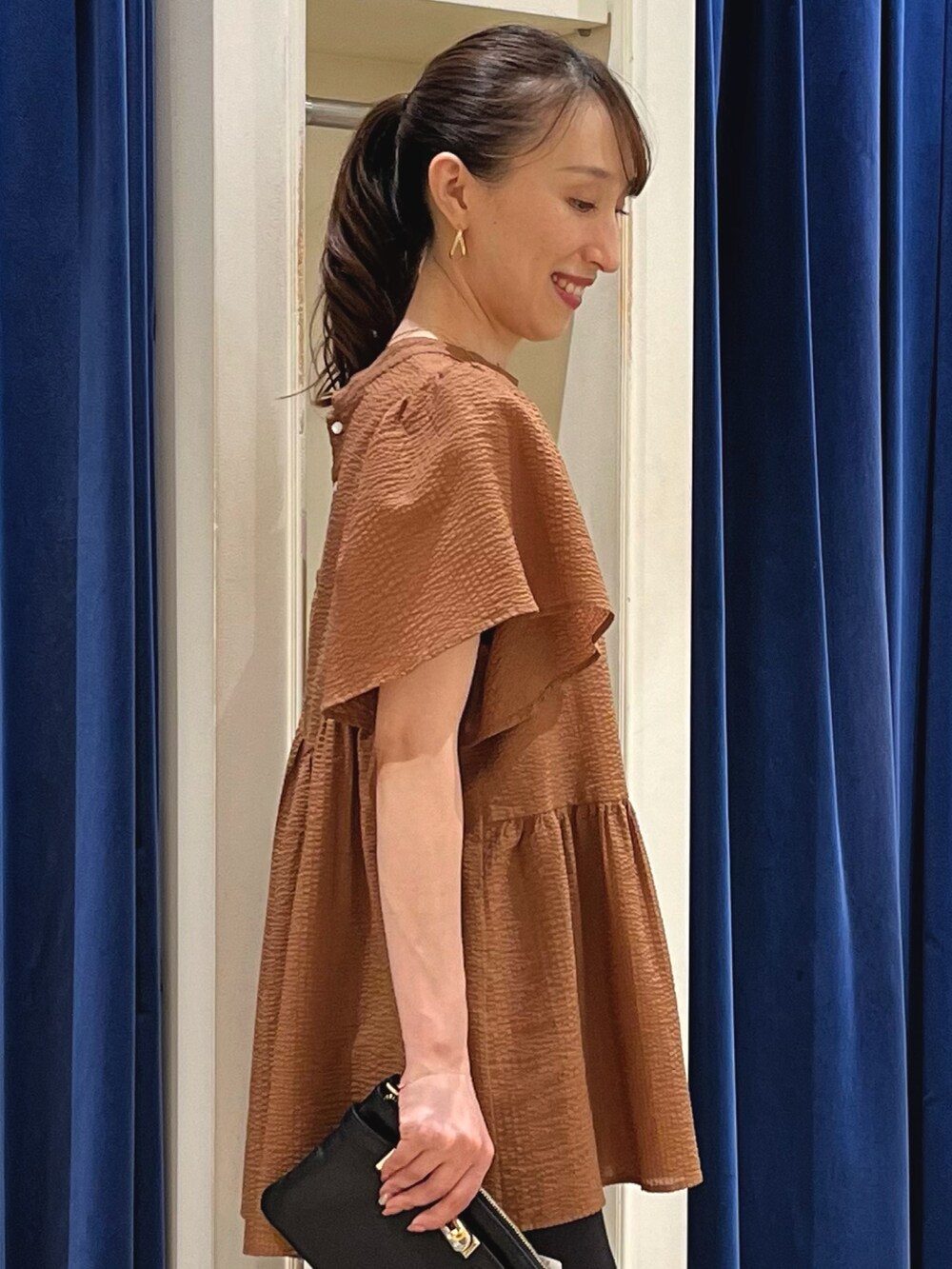 「きれいめカジュアル、夏コーデ、休日スタイル、フリル、ブラック、ぺプラムトップス、ぺプラム、ブラウス、ノーリーズ、タイトスカート、スカート、スカートスタイル、フレアスリーブ、キレイめ、キャメル」｜「NOLLEY’Sの【grace grace/グラスグラス】10Kペタルチェーンミディアムネックレス（60㎝）（ネックレス、ゴールド系）」を使った、nol ikeoさん（レディース・160cm）の夏コーディネートの5枚目の写真