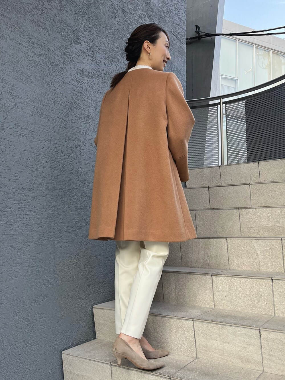 「ファッションを楽しもう、冬コーデ、冬アウター、冬服、パンツスタイル、キレイめ、ノーカラーコート、キャメル、Aライン、パンツコーデ、お出かけコーデ、ノーリーズ、大人かわいい、パール、白パンツ」｜「NOLLEY’Sのサキソニーストレッチパンツ（その他パンツ、ホワイト系）」を使った、nol ikeoさん（レディース・160cm）の秋コーディネートの9枚目の写真