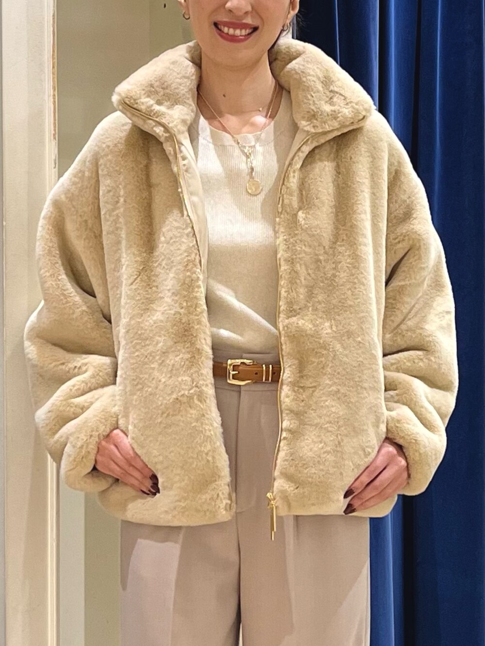 「お出かけコーデ、淡色コーデ、オトナカジュアル、キレイめカジュアル、パンツコーデ、大人女子、キレイめ、ラメニット、タトラス、TATRAS、ブルゾン、ワントーンコーデ、ベージュ、ワイドパンツ、ノーリーズ」|「NOLLEY’Sのダブルメタルカンベルト20(ベルト、イエロー系)」を使った、nol ikeoさん(レディース・160cm)の秋コーディネートの6枚目の写真