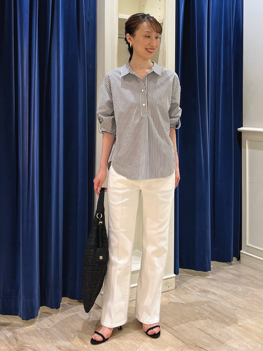 「大人カジュアル、お出かけコーデ、ストライプシャツ、春夏コーデ、シンプルコーデ、きれいめカジュアル、休日スタイル、オトナ女子、大人コーデ、シャツ、デニム、デニムパンツ、スキッパーシャツ、ノーリーズ、ストライプ」|「NOLLEY’Sの【grace grace/グラスグラス】ハートイヤリング(イヤリング、ゴールド系)」を使った、nol ikeoさん(骨格ウェーブ・レディース・160cm)の春コーディネートの7枚目の写真