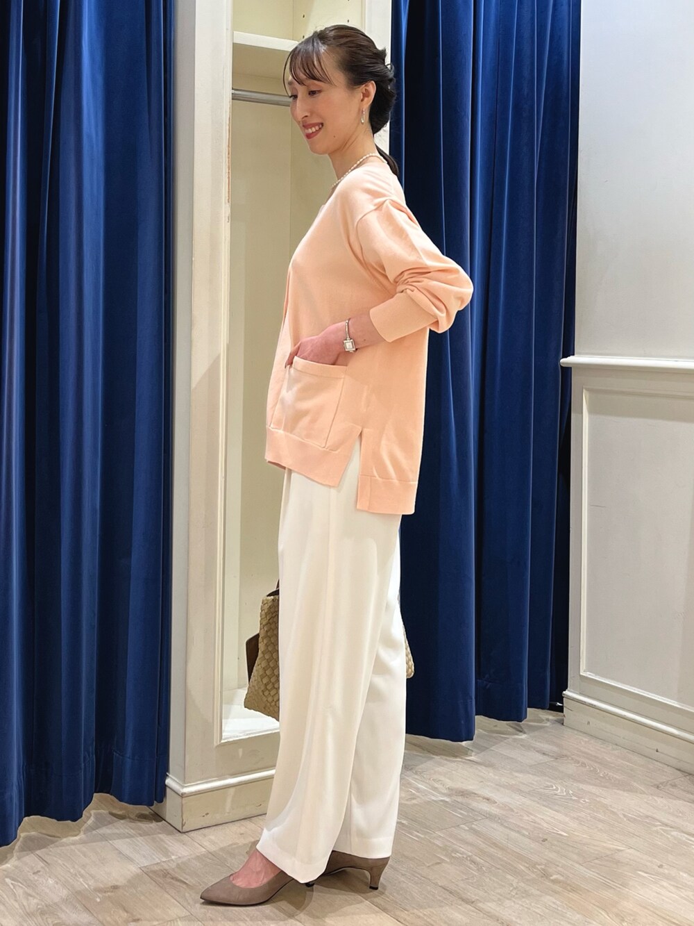 「春コーデ、春、パンツコーデ、ピンク、カーディガン、カーディガンコーデ、ノーリーズ、ワイドパンツ、イージーパンツ、パンツスタイル、きれいめカジュアル、メッシュバッグ、トートバッグ、白パンツ、ニットカーディガン」|「NOLLEY’Sの淡水パールネックレス(ネックレス、ホワイト系)」を使った、nol ikeoさん(骨格ウェーブ・レディース・160cm)の春コーディネートの7枚目の写真
