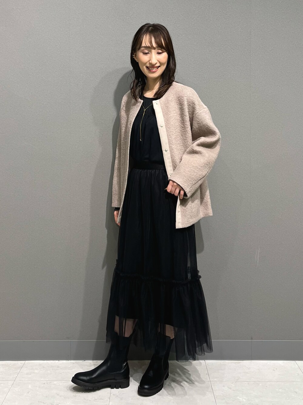 「秋服まるっと大公開、きれいめカジュアル、サイドゴアブーツ、チュール、チュールスカート、もこもこ、モコモコアウター、ブルゾン、シアートップス、ブラック、ボア、ボアブルゾン、ノーリーズ、ロングスカート、コクーンシルエット」|「NOLLEY’S Sophiのパールダブルラインイヤーカフ(イヤーカフ、ホワイト系)」を使った、nol ikeoさん(レディース・160cm)の秋コーディネートの4枚目の写真