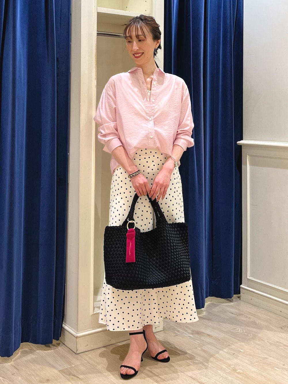 「春色、デートコーデ、お出かけコーデ、シアートップス、セットアップ、春、スカートスタイル、ピンク、ノーリーズ、ロングスカート、ナロースカート、ドット、ドット柄、ドットスカート、シャツ」｜「NOLLEY’S Sophiの2WAYベアテレコタンクトップ（タンクトップ、ホワイト系）」を使った、nol ikeoさん（骨格ウェーブ・レディース・160cm）の春コーディネートの2枚目の写真