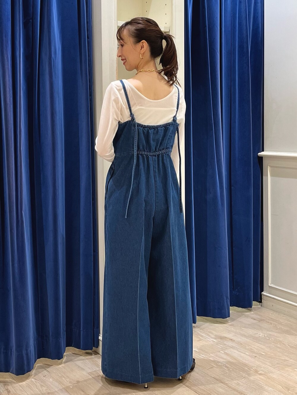 「秋服準備はじめました、休日スタイル、シアートップス、オトナカジュアル、デニム、デニムコーデ、オールインワン、サロペット、デニムサロペット、デニムオールインワン、ベロア、ワイドパンツ、デニムパンツ、きれいめカジュアル、ノーリーズ」|「NOLLEY’Sのアンカーチェーンインパールネックレス(ネックレス、ゴールド系)」を使った、nol ikeoさん(レディース・160cm)の秋コーディネートの7枚目の写真