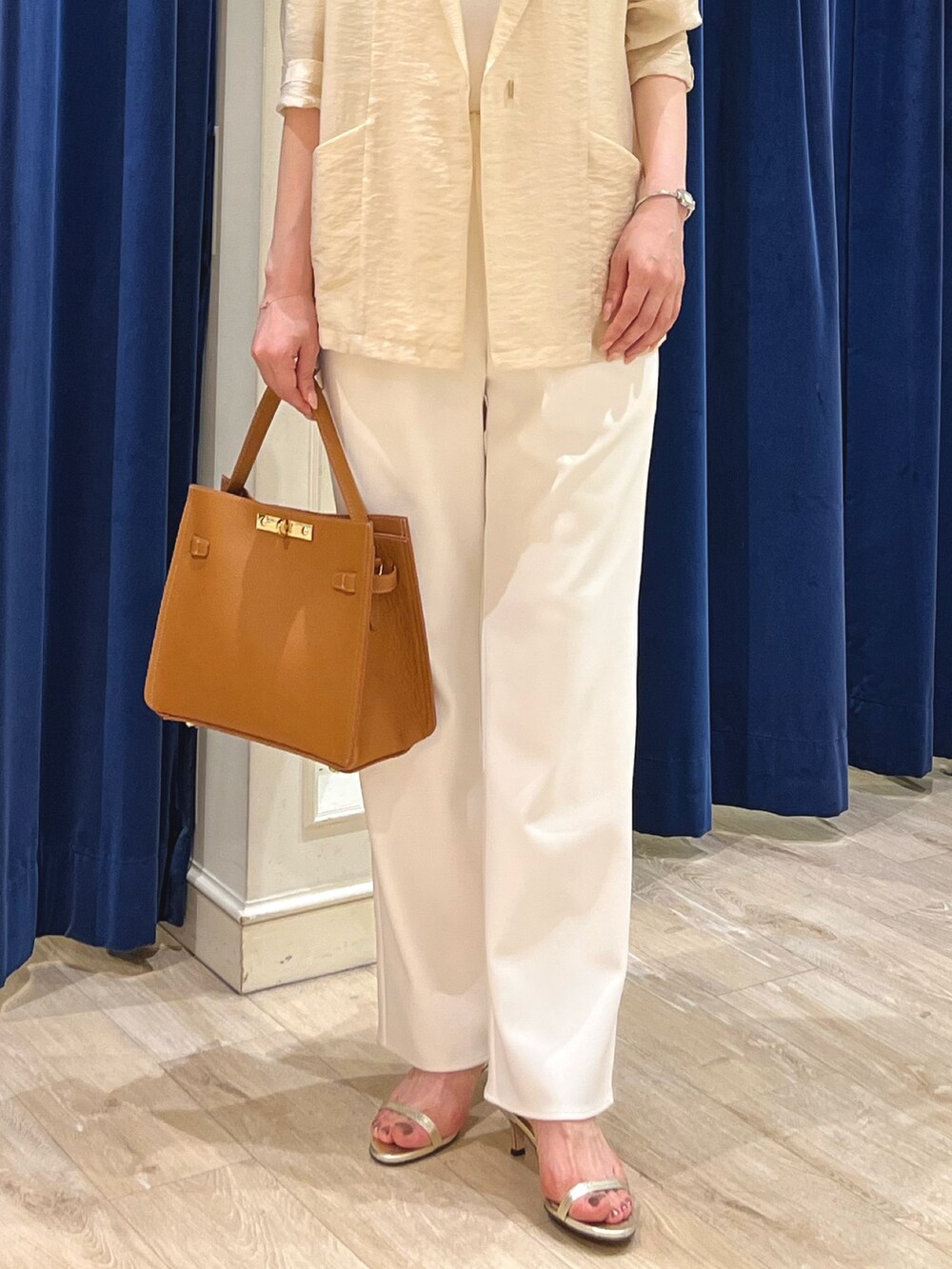 ホワイト系のTシャツ/カットソー、ベージュ系のテーラードジャケット、ホワイト系のその他パンツを着用したレディースの夏コーディネートの7枚目の写真