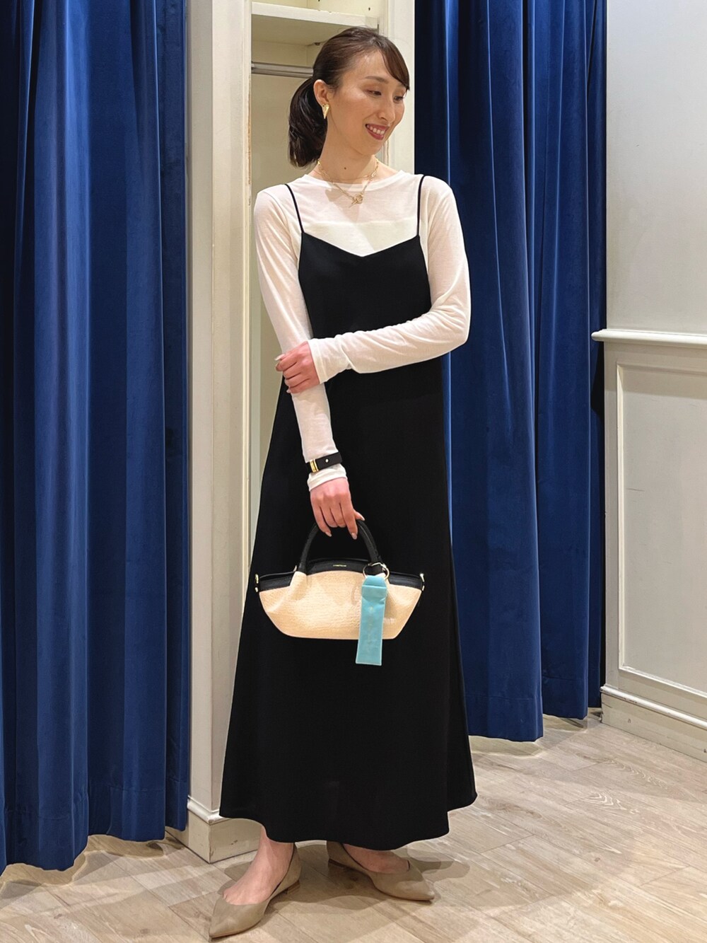 「ロンT、シアートップス、オトナカジュアル、オトナ女子、休日スタイル、キレイめカジュアル、キャミワンピ、キャミワンピース、モノトーン、モノトーンコーデ、ワンピース、シアー、ブラック、ノーリーズ、大人カジュアル」|「NOLLEY’Sの【grace grace/グラスグラス】ハートイヤリング(イヤリング、ゴールド系)」を使った、nol ikeoさん(骨格ウェーブ・レディース・160cm)の春コーディネートの10枚目の写真
