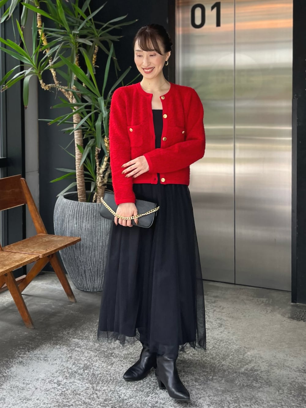 レッド系のカーディガン/ボレロ、ブラック系のショルダーバッグ、ブラック系のワンピースを着用したレディースの秋コーディネートの3枚目の写真