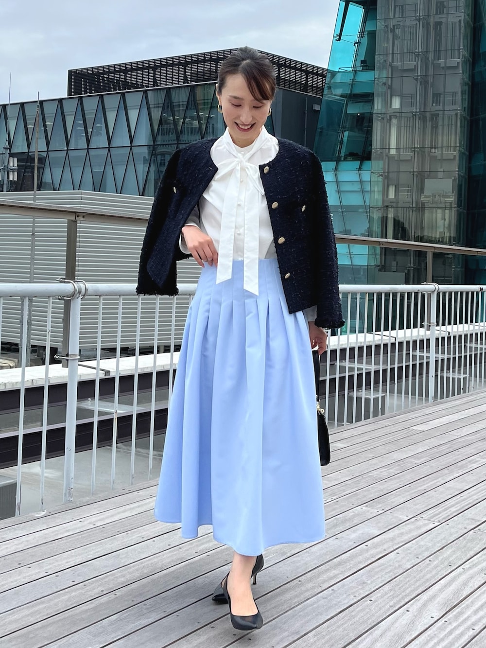 ホワイト系のシャツ/ブラウス、ブルー系のノーカラージャケット、ブルー系のスカートを着用したレディースの冬コーディネートの4枚目の写真