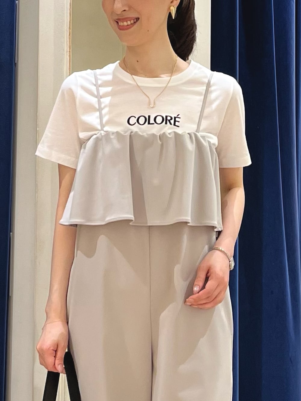 「白Tシャツ、きれいめカジュアル、夏コーデ、レイヤードスタイル、大人カジュアル、夏だ!Tシャツ着よう!、サロペット、ロゴT、Tシャツ、ワントーンコーデ、ワントーン、ノーリーズ、お出かけコーデ、モノトーン、ワイドパンツ」|「NOLLEY’Sの【grace grace/グラスグラス】ハート ピアス(ピアス(両耳用)、ゴールド系)」を使った、nol ikeoさん(骨格ウェーブ・レディース・160cm)の夏コーディネートの3枚目の写真