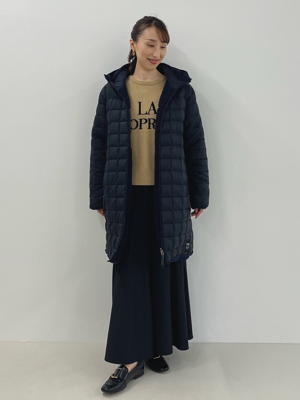「きれいめカジュアル、ブラック、ロゴ、タイオン、TAION、ダウン、リバーシブル、ロングスカート、ボアコート、ダウンコート、ノーリーズ、ロゴニット、大人カジュアル、キルティング、アツいコーデ全部見せ」｜「NOLLEY’SのガタメタルビーズNEWピアス（ピアス（両耳用）、ゴールド系）」を使った、nol ikeoさん（レディース・160cm）の夏コーディネートの2枚目の写真