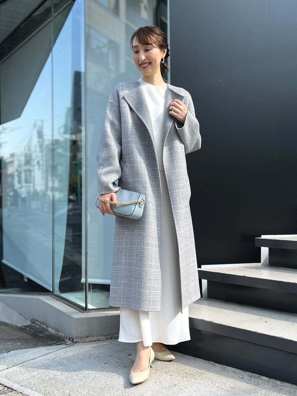 「ファッションを楽しもう、リバーシブル、ナロースカート、リバーコート、ロングスカート、ロングコート、ノーカラーコート、チェック、チェックコート、マーメイドスカート、ニット、ワントーンコーデ、ノーリーズ、グレー、キレイめ」｜「NOLLEY’Sのへアリークルーネックプルオーバーニット（ニット/セーター、ホワイト系）」を使った、nol ikeoさん（レディース・160cm）の秋コーディネートの2枚目の写真