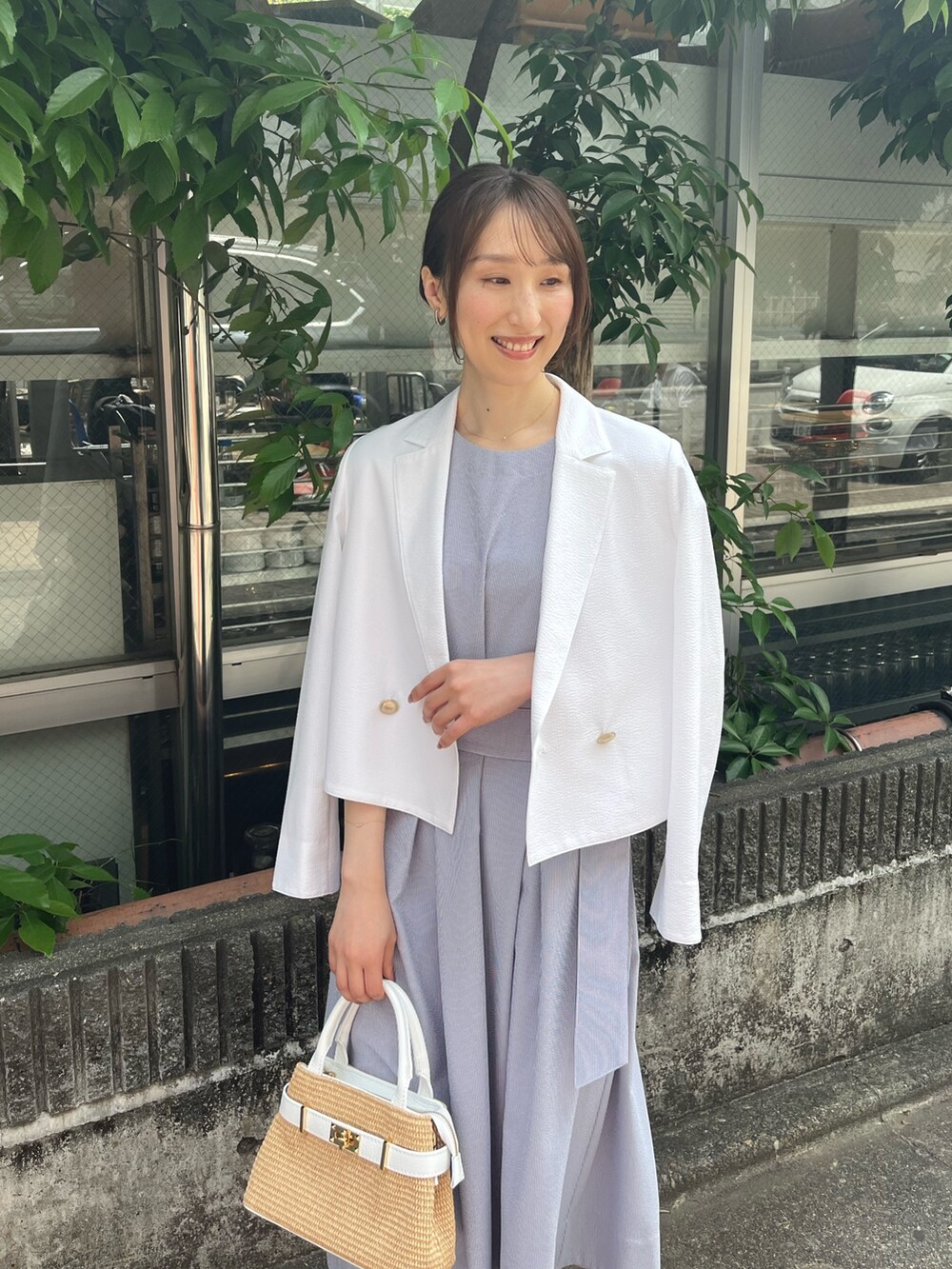 「さらっと晴れやかスナップ、夏コーデ、お出かけコーデ、ワンピース、キレイめ、ジャケット、テーラードジャケット、ショート丈、ワンピーススタイル、きれいめカジュアル、ストライプ、ノーリーズ、白ジャケット、ワンピースコーデ、デート」｜「NOLLEY’Sの2WAYカフイヤリング（イヤリング、シルバー系）」を使った、nol ikeoさん（レディース・160cm）の夏コーディネートの3枚目の写真