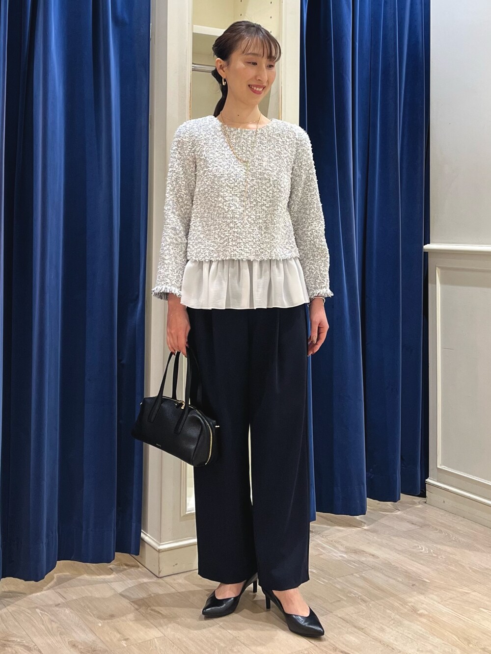 「シンプルスタイル、オトナ女子、モノトーン、セレモニー、ツイード、ぺプラムトップス、ぺプラム、フリル、フリルトップス、イージーパンツ、ワイドパンツ、パンツ、パンツスタイル、ノーリーズ、ボストンバッグ」｜「NOLLEY’Sの【grace grace/グラスグラス】2トーンスライドネックレス（ネックレス、ゴールド系）」を使った、nol ikeoさん（骨格ウェーブ・レディース・160cm）の冬コーディネートの2枚目の写真