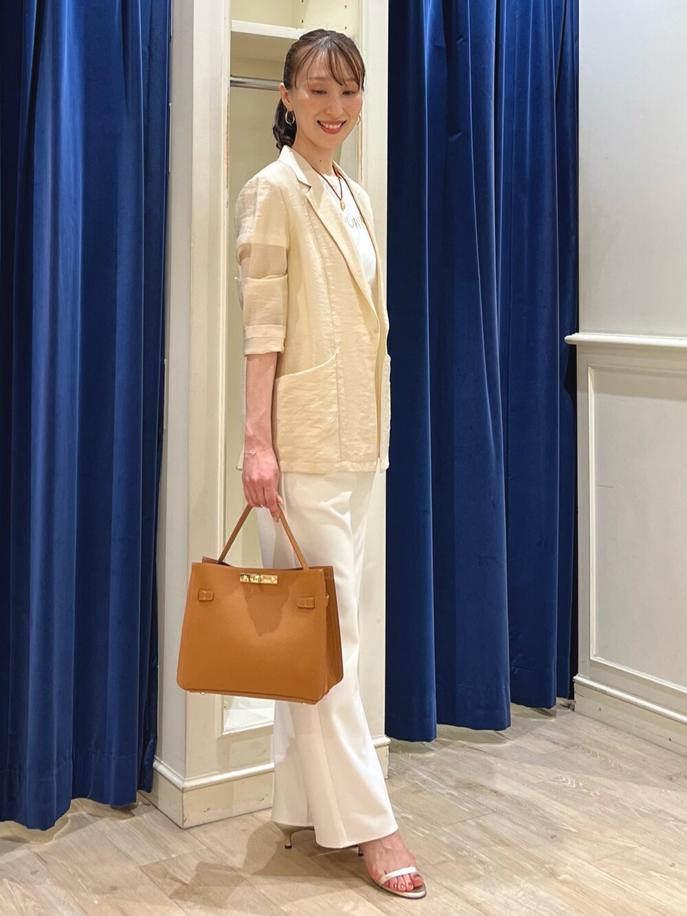 ホワイト系のTシャツ/カットソー、ベージュ系のテーラードジャケット、ホワイト系のその他パンツを着用したレディースの夏コーディネートの9枚目の写真