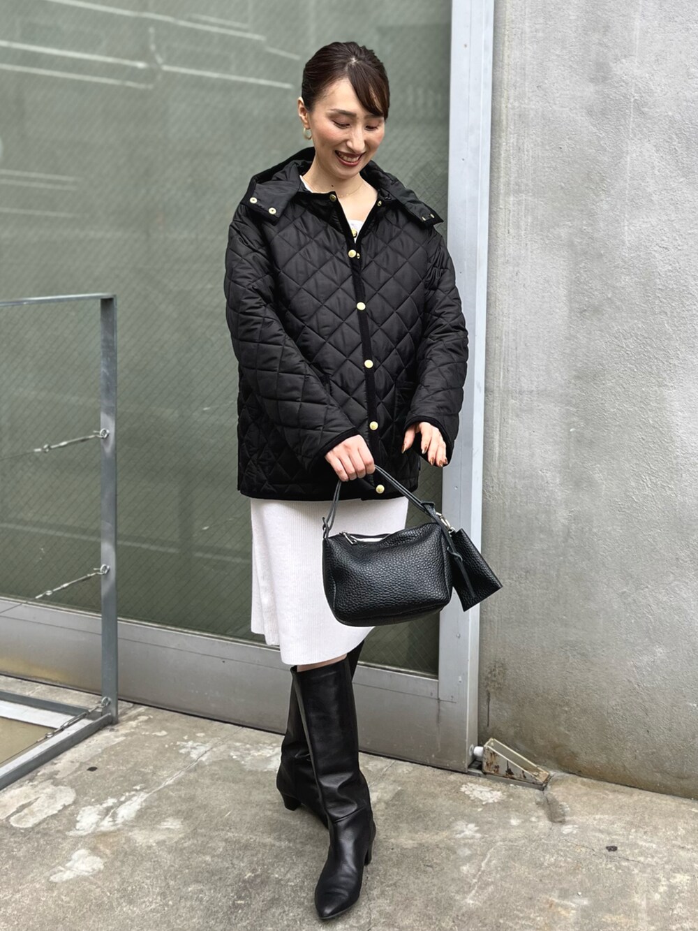 「秋服まるっと大公開、オトナカジュアル、休日スタイル、お出かけコーデ、ロングブーツ、ブーツ、キルティング、トラディショナルウェザーウエア、Traditional Weatherwear、キルティングジャケット、キルティングコート、ニットワンピース、ワンピース、アウター、ノーリーズ」｜「NOLLEY’Sの【TRADITIONAL WEATHERWEAR】ARKLEY MID A-LINEノーリーズ別注（ブルゾン、ブラック系）」を使った、nol ikeoさん（レディース・160cm）の秋コーディネートの4枚目の写真