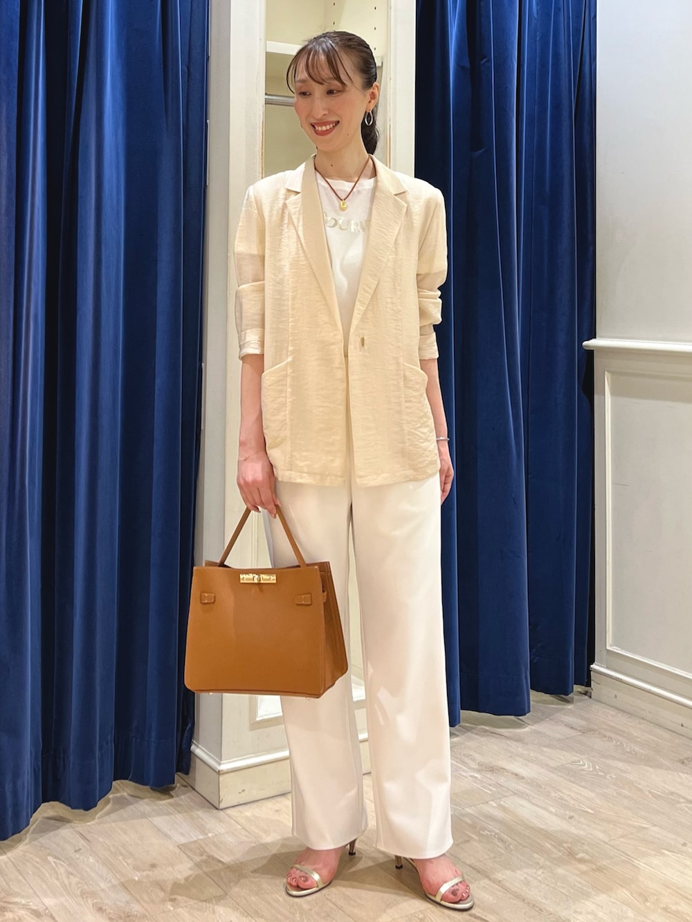 ホワイト系のTシャツ/カットソー、ベージュ系のテーラードジャケット、ホワイト系のその他パンツを着用したレディースの夏コーディネートの2枚目の写真