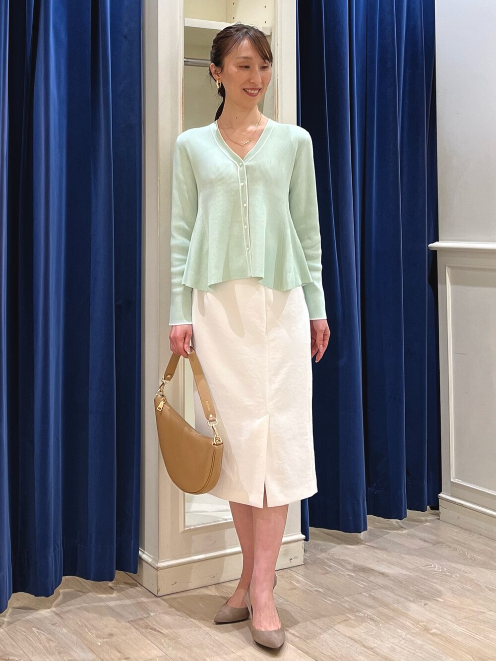 「春カラー、春夏コーデ、スカートスタイル、ホワイト、カーディガンコーデ、リブニット、カーディガン、タイトスカート、スカート、春コーデ、ミントグリーン、オフィスカジュアル、ノーリーズ、きれいめカジュアル、キレイめ」｜「NOLLEY’Sの【grace grace/グラスグラス】ペスカフックスリムネックレス（ネックレス、ゴールド系）」を使った、nol ikeoさん（骨格ウェーブ・レディース・160cm）の春コーディネートの6枚目の写真