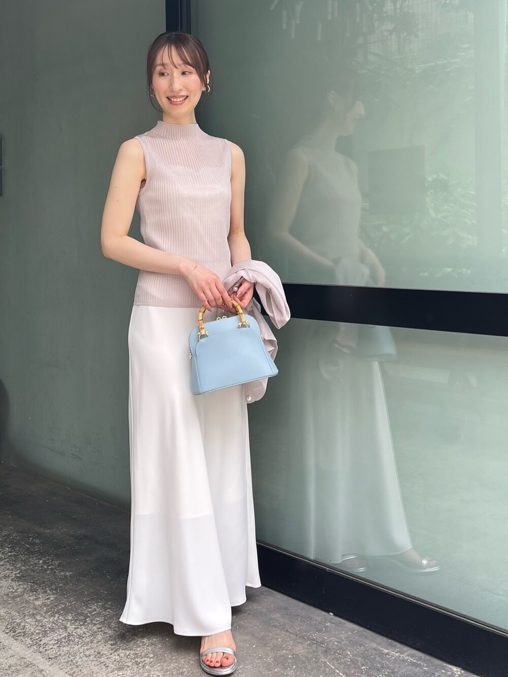 ホワイト系のキャミソール、ベージュ系のニット/セーター、ベージュ系のカーディガン/ボレロを着用したレディースの夏コーディネートの8枚目の写真