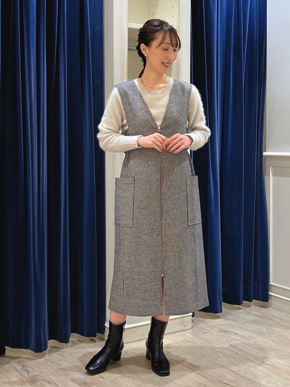 「ワンピース、ジャンパースカート、ジャンスカ、ワンピーススタイル、ニット、チドリ柄、千鳥柄、きれいめカジュアル、キレイめカジュアル、ノーリーズ、大人カジュアル、大人かわいい、モノトーン、ベージュ」｜「NOLLEY’S Sophiのバーパールビジューイヤリング（イヤリング、ホワイト系）」を使った、nol ikeoさん（レディース・160cm）の冬コーディネートの3枚目の写真