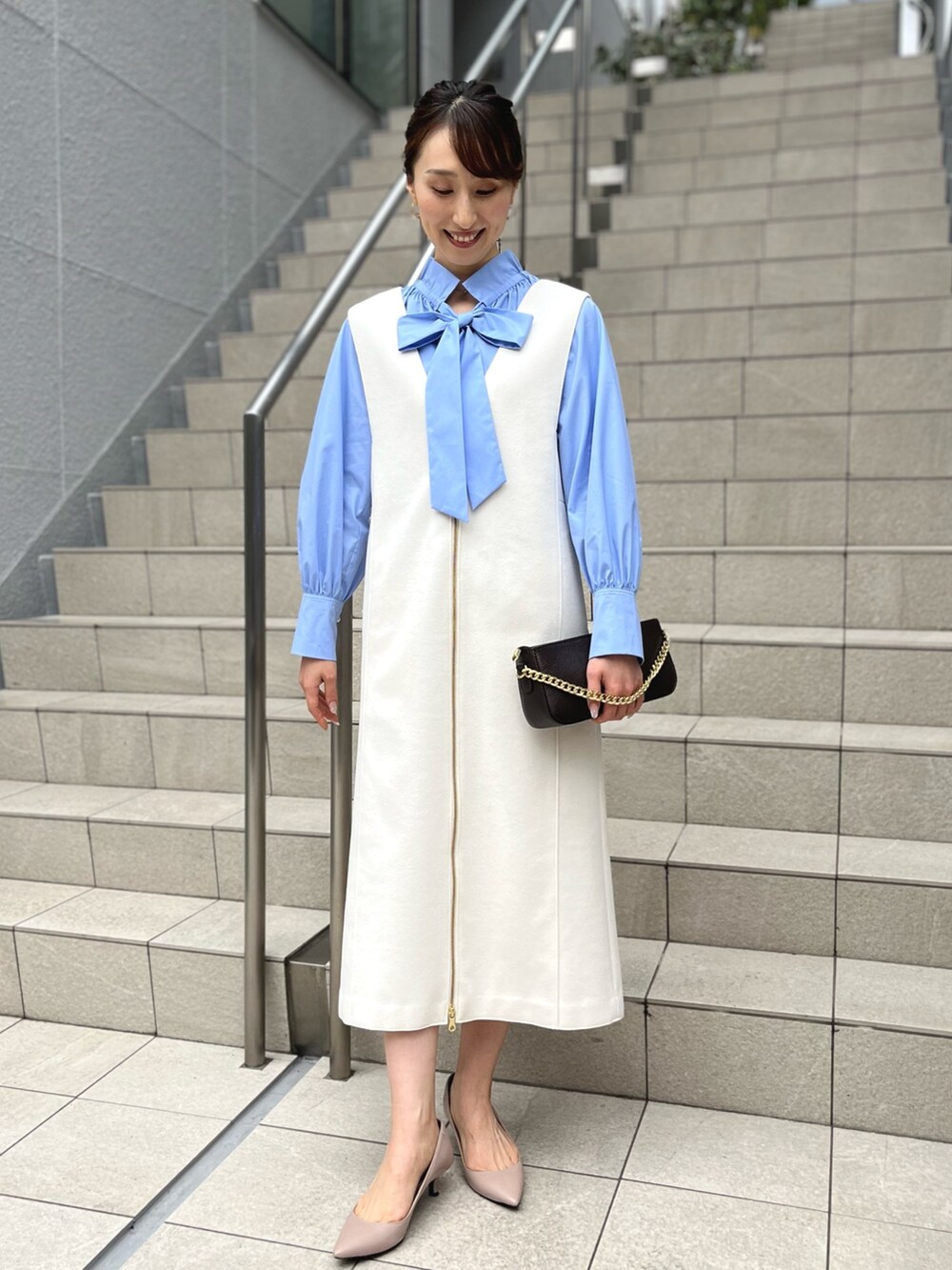 ブルー系のシャツ/ブラウス、ホワイト系のワンピース、ブルー系のショルダーバッグを着用したレディースの冬コーディネートの3枚目の写真