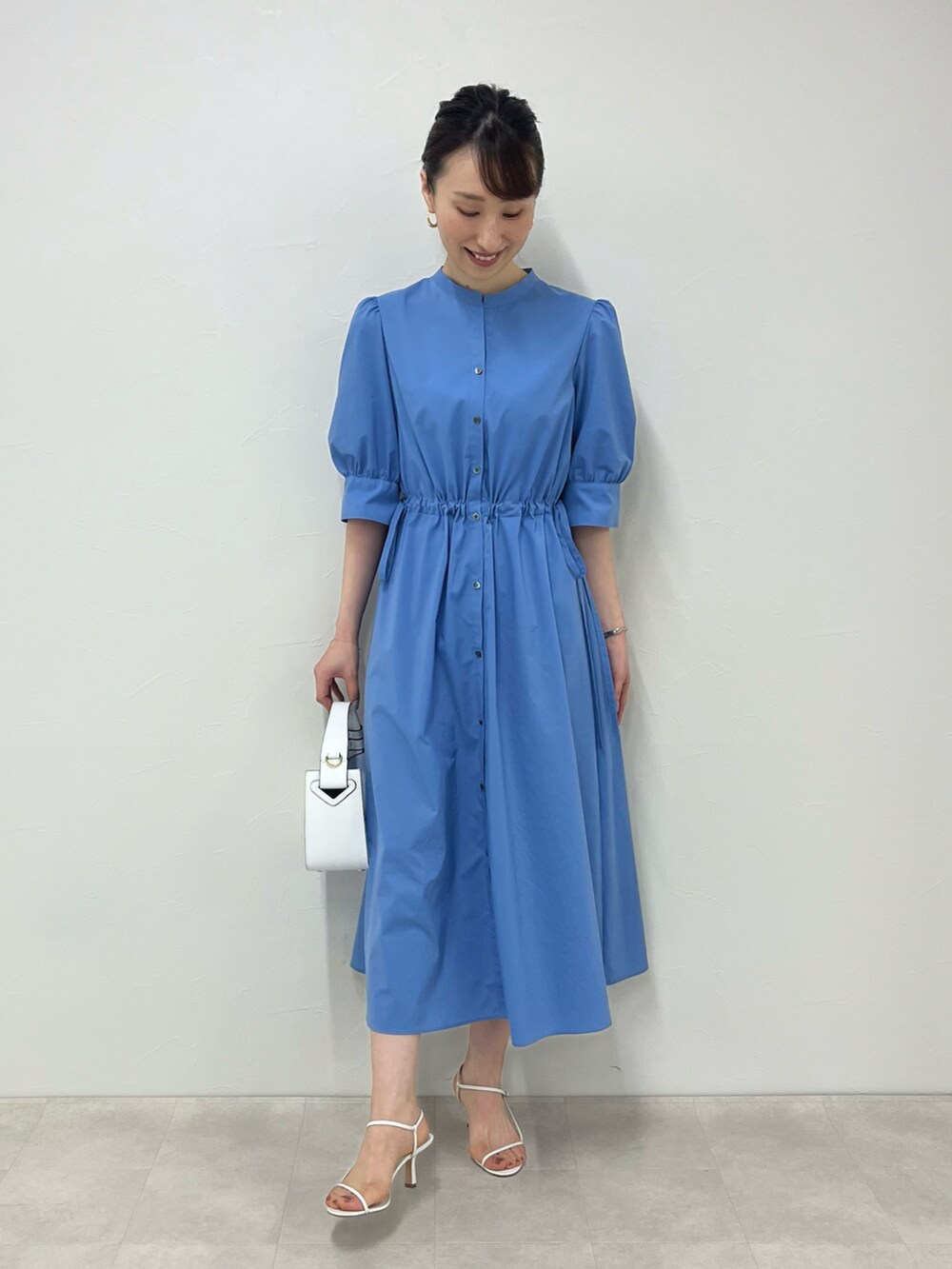 「ショップスタッフの推しワンピ、ショップスタッフの好印象コーデ、ワンピース、シャツワンピ、シャツワンピース、サックスブルー、キレイめ、フェミニン、きれいめコーディネート、ストラップサンダル、爽やかコーデ、ブルー、ブルーコーデ、春夏コーデ、ノーリーズ」｜「NOLLEY’Sのシャツワンピース（シャツワンピース、ブルー系）」を使った、nol ikeoさん（レディース・160cm）の春コーディネートの3枚目の写真