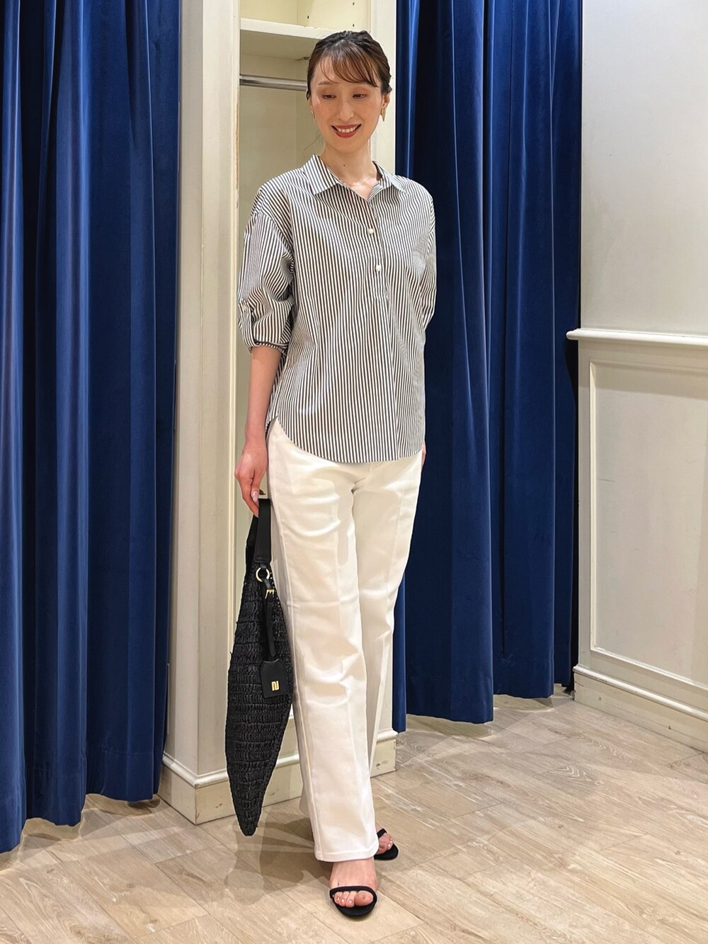 「大人カジュアル、お出かけコーデ、ストライプシャツ、春夏コーデ、シンプルコーデ、きれいめカジュアル、休日スタイル、オトナ女子、大人コーデ、シャツ、デニム、デニムパンツ、スキッパーシャツ、ノーリーズ、ストライプ」|「NOLLEY’Sの【grace grace/グラスグラス】ハートイヤリング(イヤリング、ゴールド系)」を使った、nol ikeoさん(骨格ウェーブ・レディース・160cm)の春コーディネートの9枚目の写真
