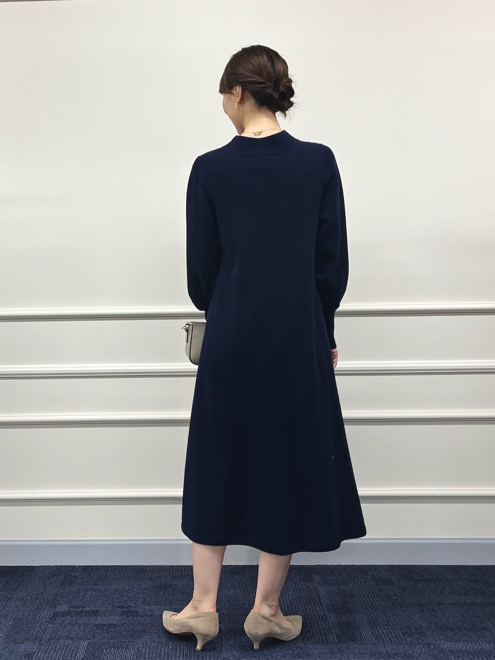 ベージュ系のショルダーバッグ、ブルー系のワンピース、ゴールド系のネックレスを着用したレディースの冬コーディネートの8枚目の写真