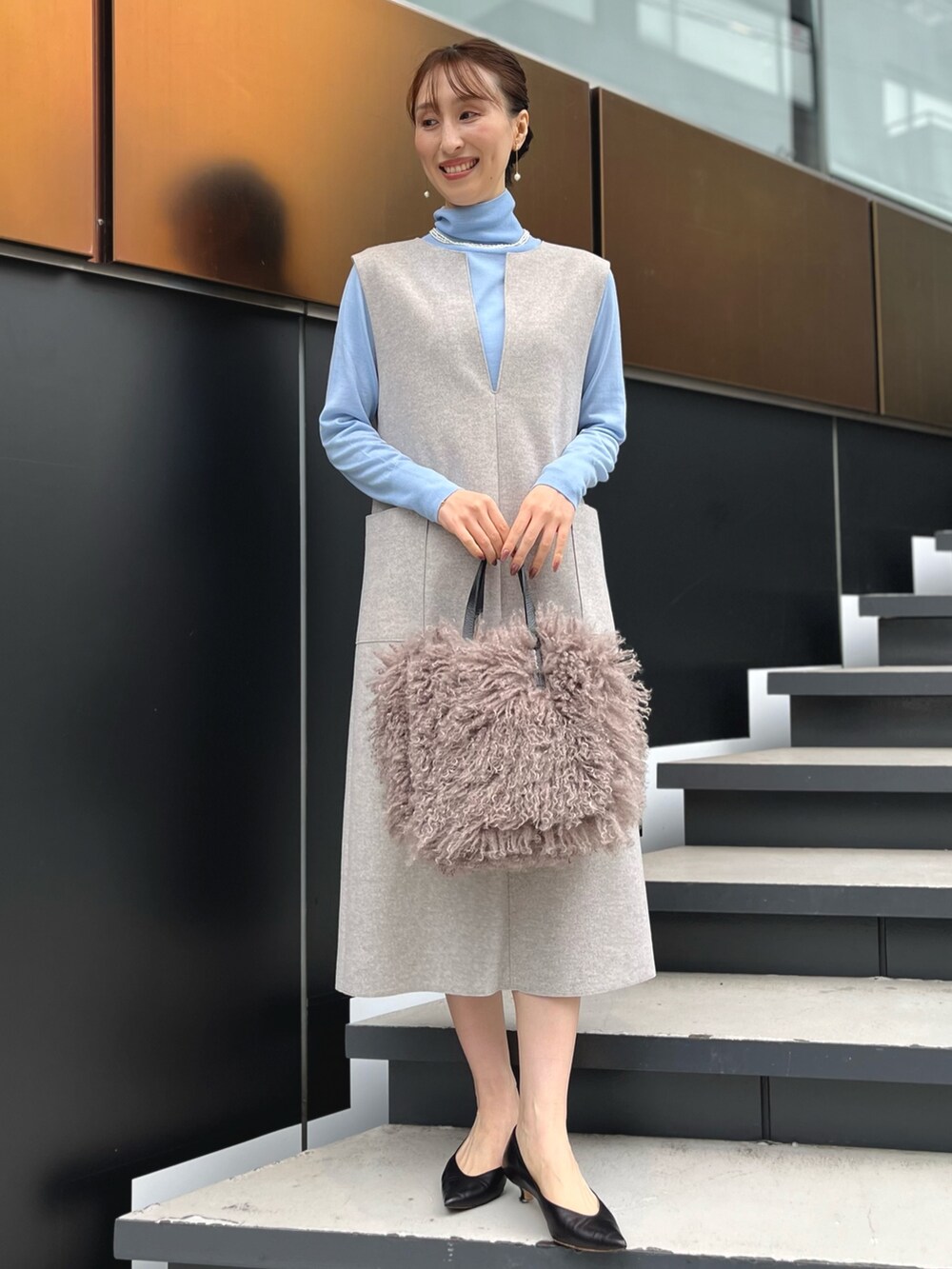「最近のいい感じコーデ、お出かけコーデ、ワンピース、ニット、クリスマスに着たい服、ファー、休日スタイル、ハイネック、ジャンパースカート、ジャンスカ、ノーリーズ、サックスブルー、グレー、パール、ファーバッグ」｜「NOLLEY’Sのコットンパールブラチェーンイヤリング（イヤリング、ホワイト系）」を使った、nol ikeoさん（レディース・160cm）の冬コーディネートの2枚目の写真