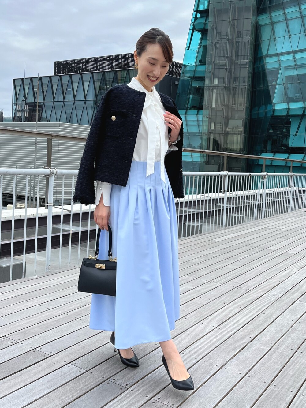 ホワイト系のシャツ/ブラウス、ブルー系のノーカラージャケット、ブルー系のスカートを着用したレディースの冬コーディネートの10枚目の写真