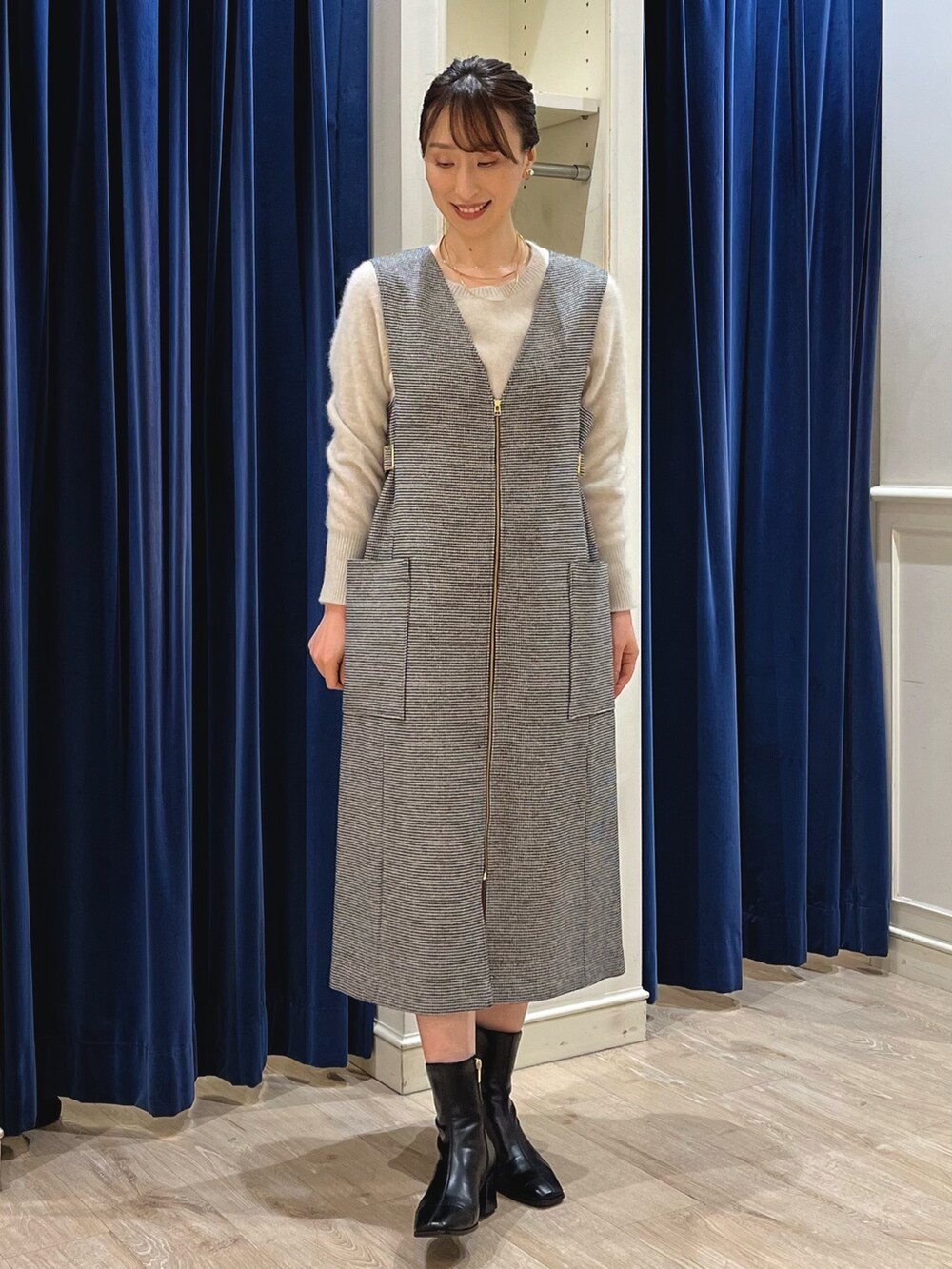「ワンピース、ジャンパースカート、ジャンスカ、ワンピーススタイル、ニット、チドリ柄、千鳥柄、きれいめカジュアル、キレイめカジュアル、ノーリーズ、大人カジュアル、大人かわいい、モノトーン、ベージュ」｜「NOLLEY’S Sophiのバーパールビジューイヤリング（イヤリング、ホワイト系）」を使った、nol ikeoさん（レディース・160cm）の冬コーディネートの2枚目の写真