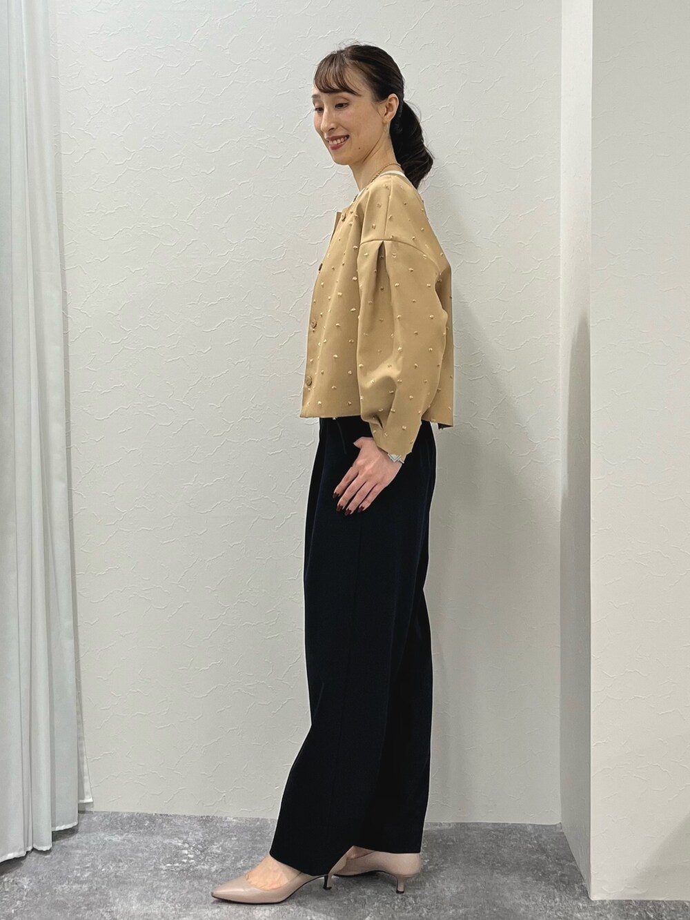 「きれいめカジュアル、キレイめ、ドット、ジャガード、ブルゾン、羽織り、ワイドパンツ、ベルト、大人カジュアル、キャメル、ネイビー、パンツスタイル、ブラウス、ノーリーズ、ノーカラージャケット」|「NOLLEY’Sの【grace grace/グラスグラス】10K カットワイヤーフープ ピアス(ピアス(両耳用)、ゴールド系)」を使った、nol ikeoさん(レディース・160cm)の秋コーディネートの9枚目の写真