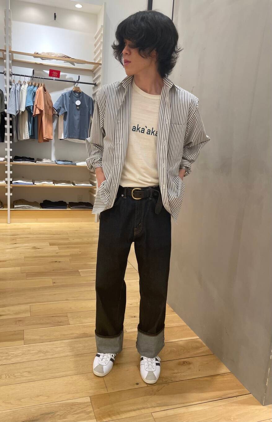 ブラック系のデニムパンツ、ホワイト系のTシャツ/カットソー、ブラウン系のシャツ/ブラウスを着用したメンズの夏コーディネートの2枚目の写真