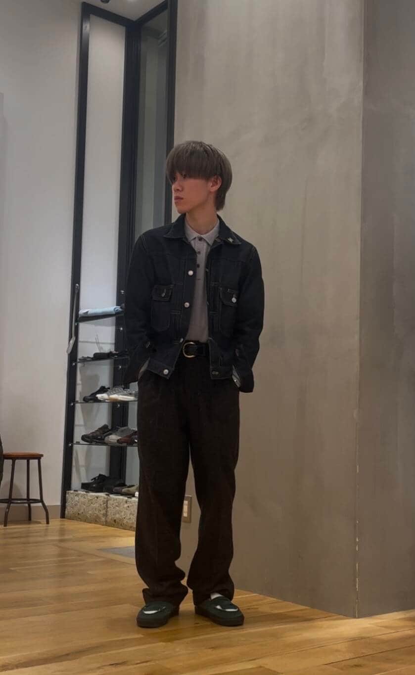 ブルー系のデニムジャケット、ブラウン系のその他パンツ、グレー系のポロシャツを着用したメンズの冬コーディネートの2枚目の写真