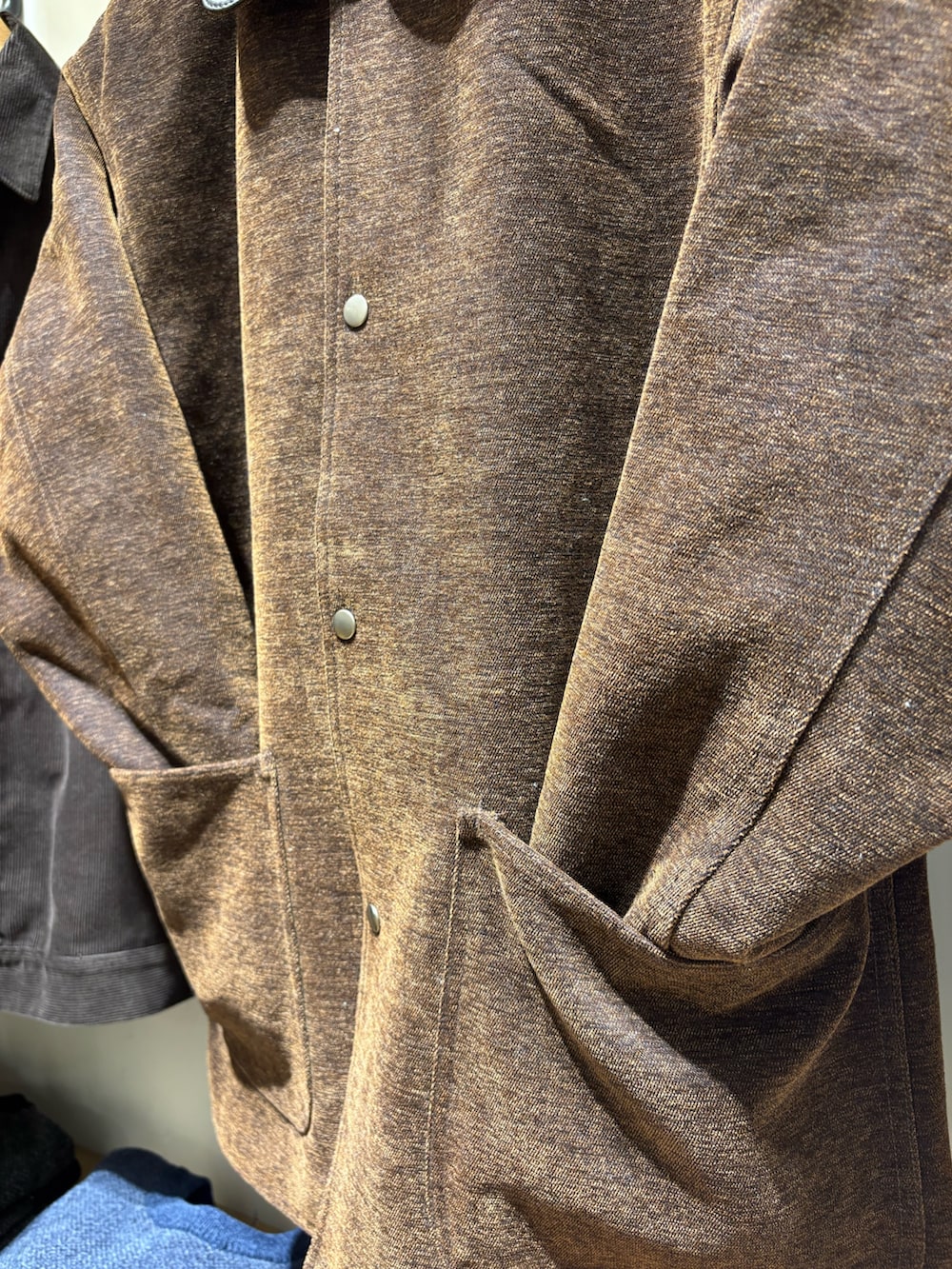 グレー系のニット/セーター、ブラウン系のその他アウター、ブルー系のその他パンツを着用したメンズの秋コーディネートの3枚目の写真