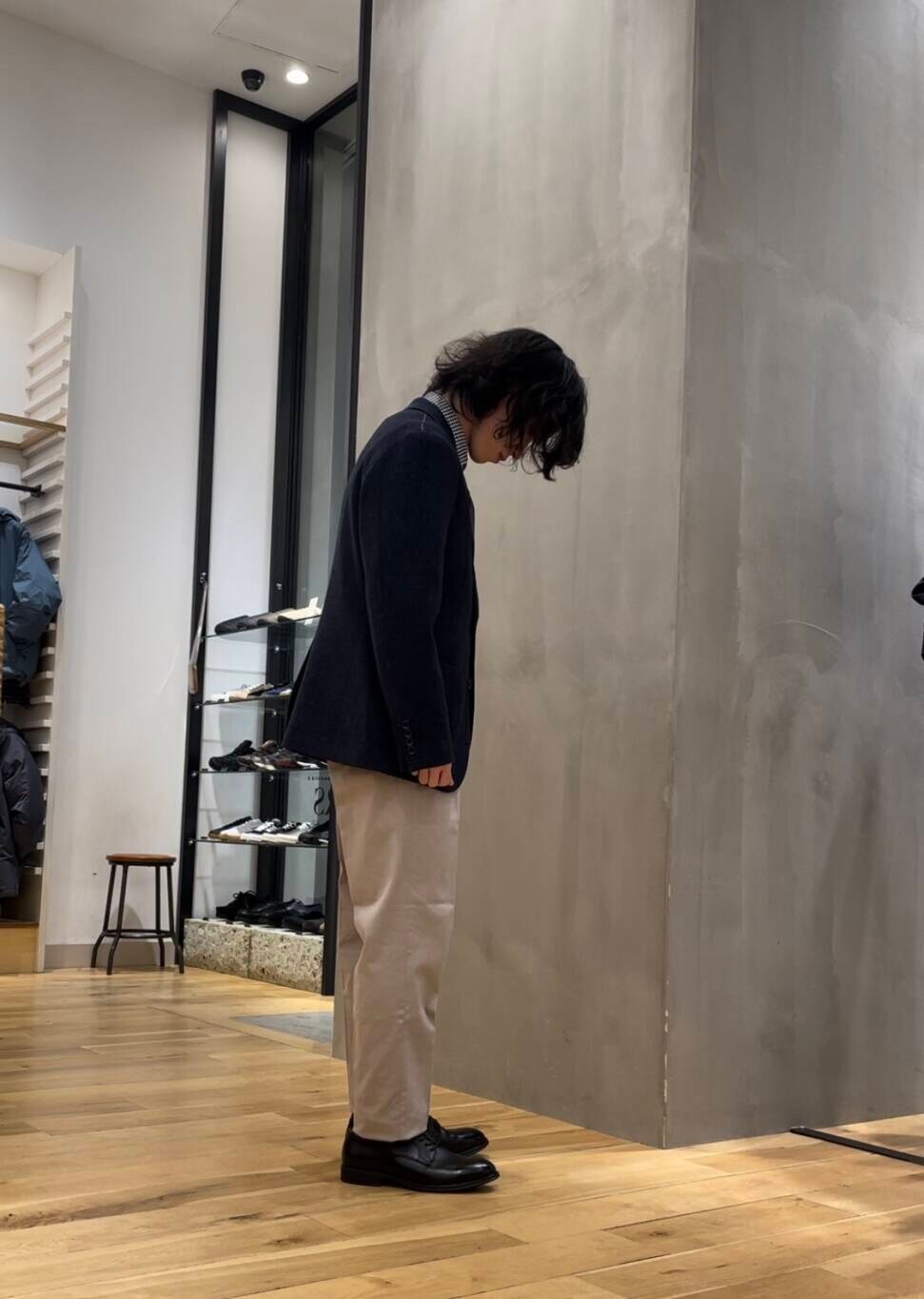 その他のシャツ/ブラウス、ブラック系のドレスシューズ、ベージュ系のその他パンツを着用したメンズの秋コーディネートの2枚目の写真